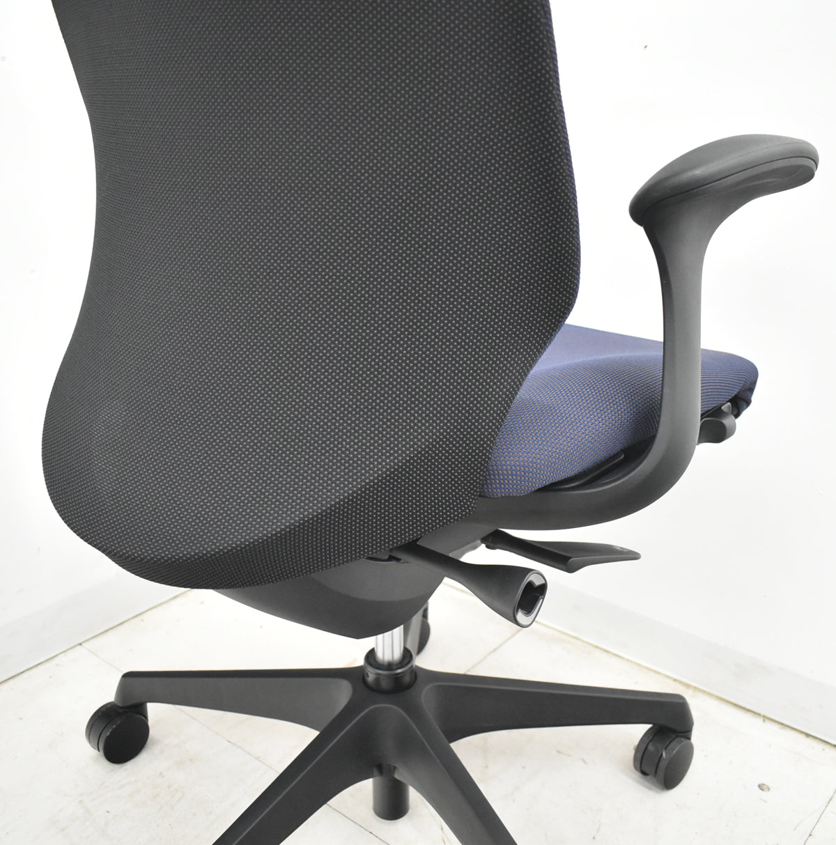 【中古】オカムラ　スフィア　固定肘　ナイロンキャスター　2022年製　2026021606【中古オフィス家具】