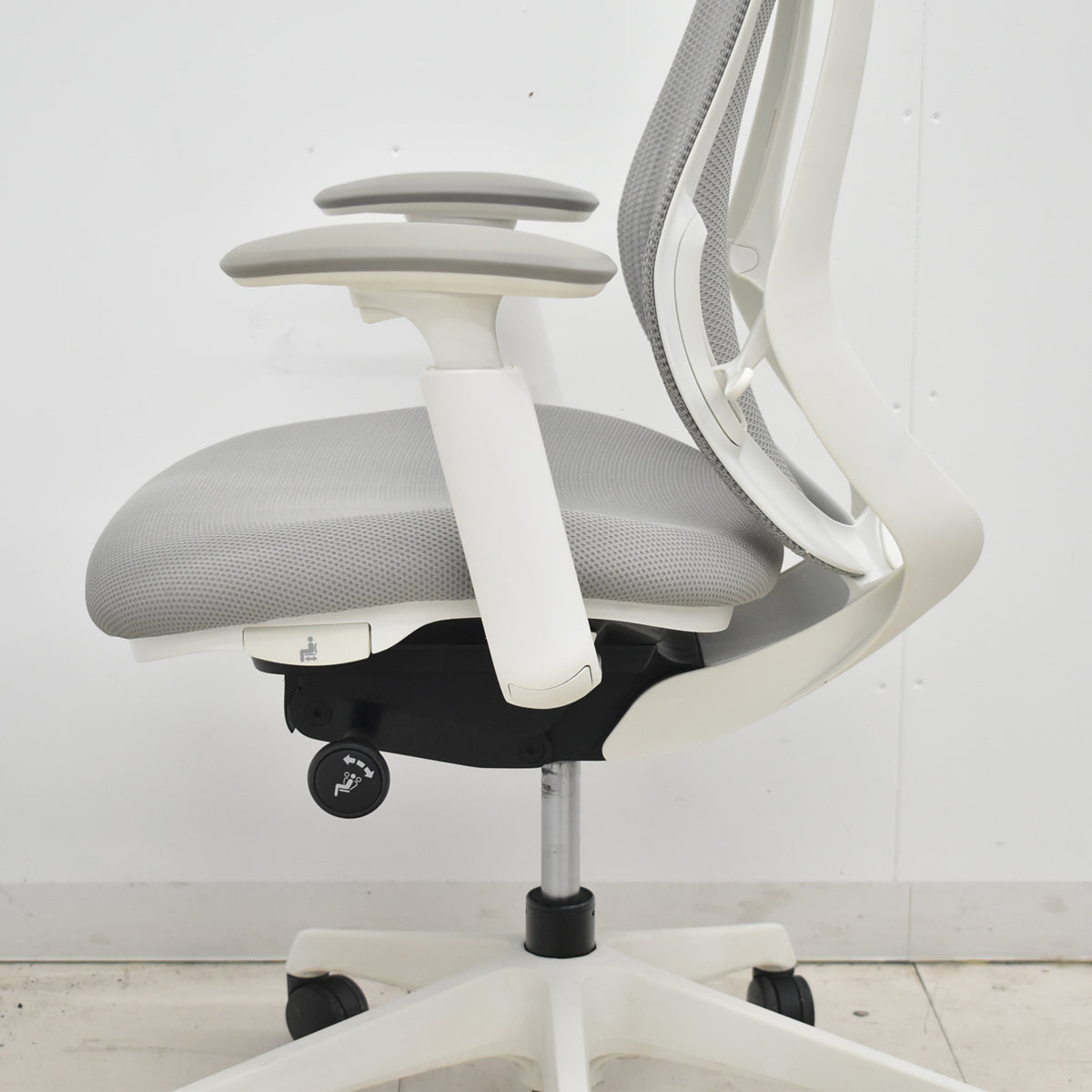 【中古】オカムラ　シルフィー　ローバック　可動肘　バックカーブアジャスト　前傾機能　グレー　2026021703【中古オフィス家具】