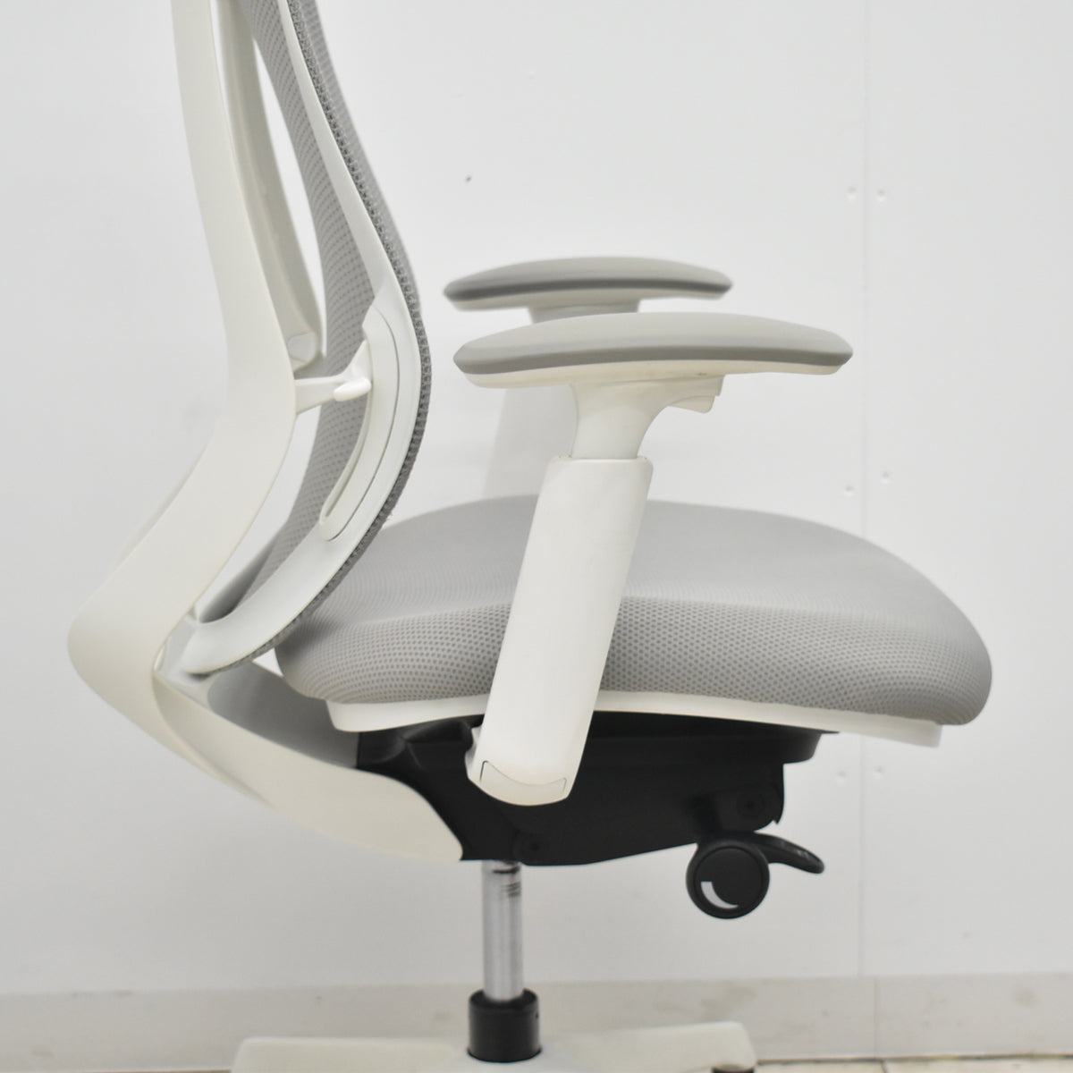 【中古】オカムラ　シルフィー　ローバック　可動肘　バックカーブアジャスト　前傾機能　グレー　2026021703【中古オフィス家具】