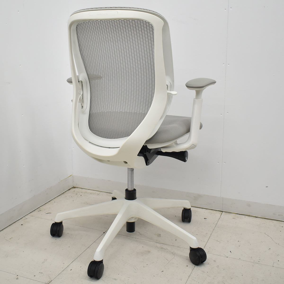 【中古】オカムラ　シルフィー　ローバック　可動肘　バックカーブアジャスト　前傾機能　グレー　2026021703【中古オフィス家具】