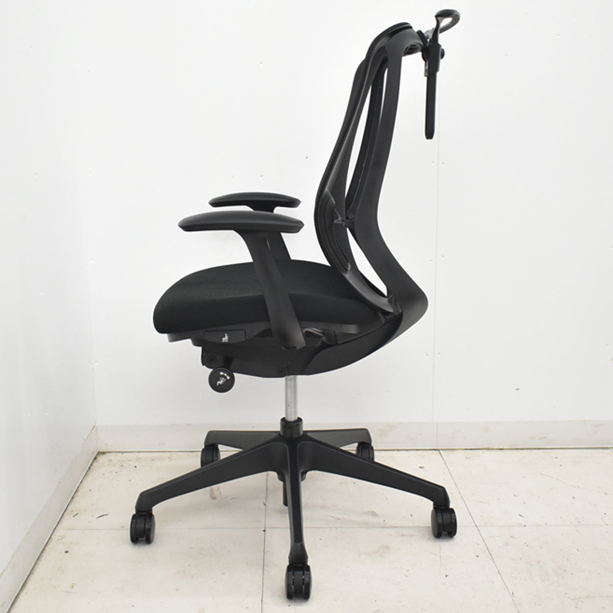 【中古】オカムラ　シルフィ　ハイバック　固定肘　ハンガー　前傾機能　バックカーブアジャスト　ブラック　2026021708【中古オフィス家具】