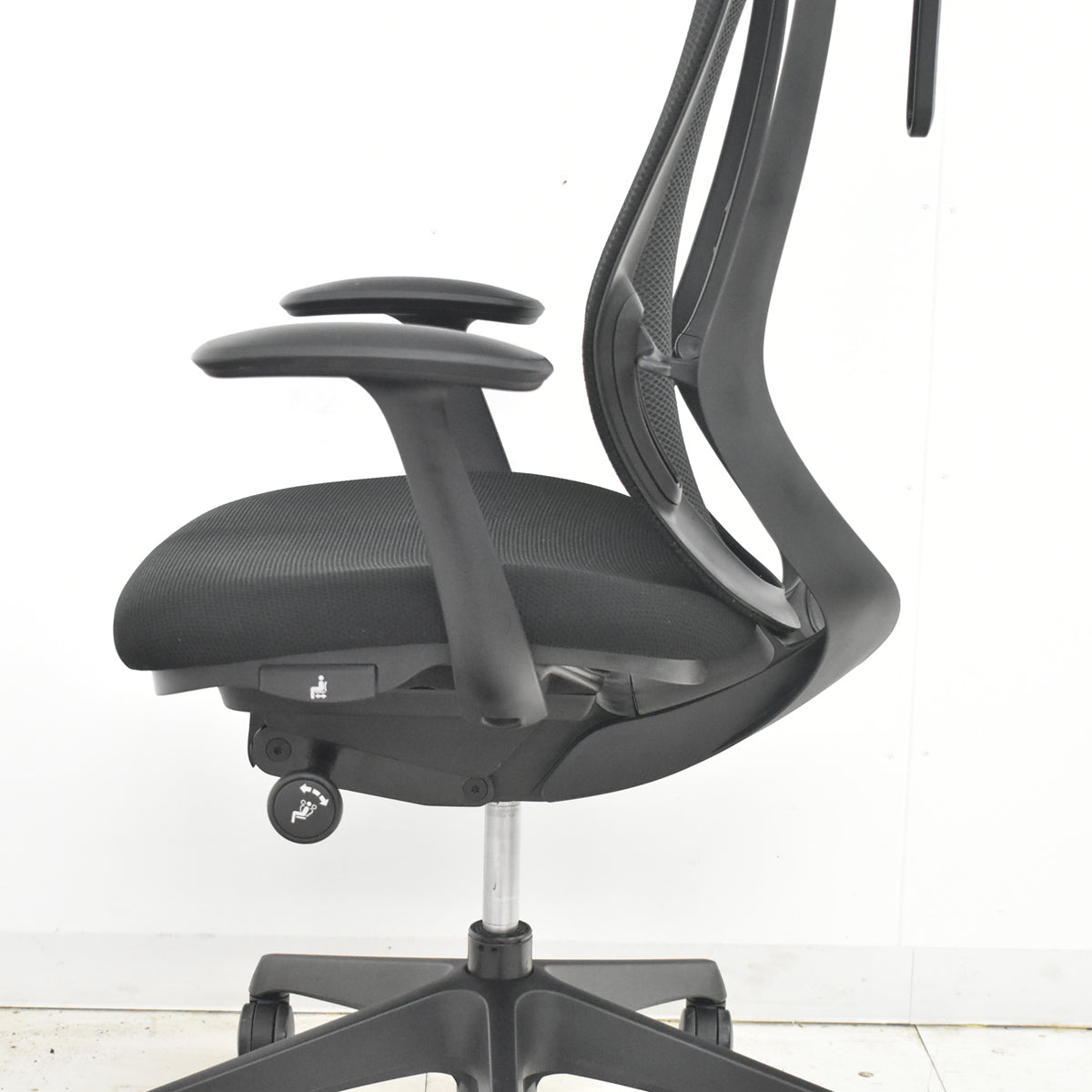 【中古】オカムラ　シルフィ　ハイバック　固定肘　ハンガー　前傾機能　バックカーブアジャスト　ブラック　2026021708【中古オフィス家具】
