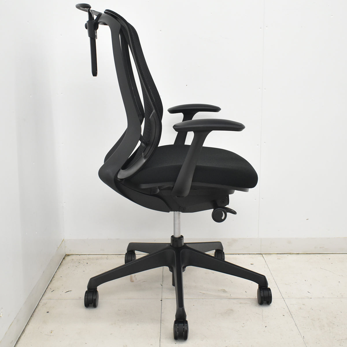 【中古】オカムラ　シルフィ　ハイバック　固定肘　ハンガー　前傾機能　バックカーブアジャスト　ブラック　2026021708【中古オフィス家具】