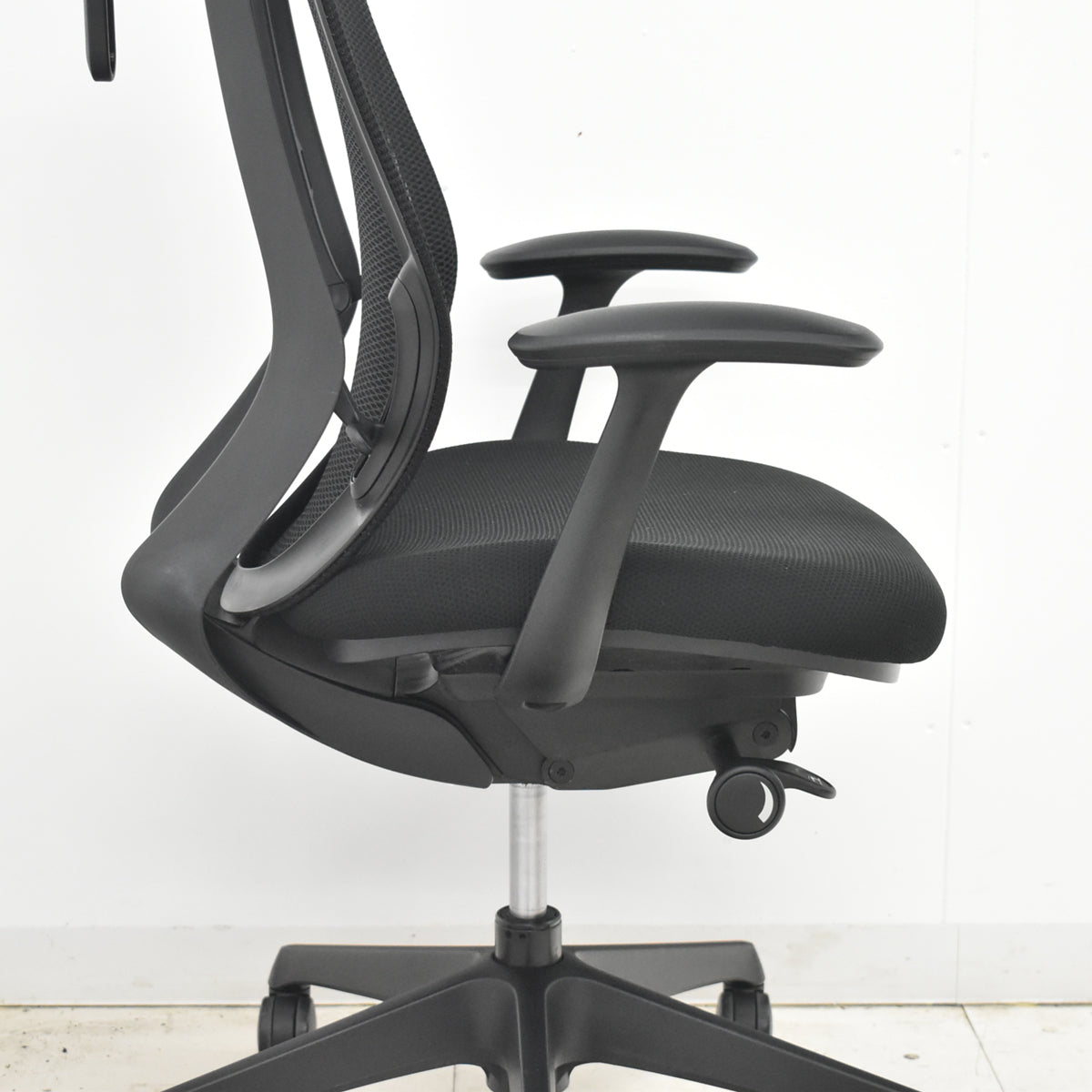 【中古】オカムラ　シルフィ　ハイバック　固定肘　ハンガー　前傾機能　バックカーブアジャスト　ブラック　2026021708【中古オフィス家具】
