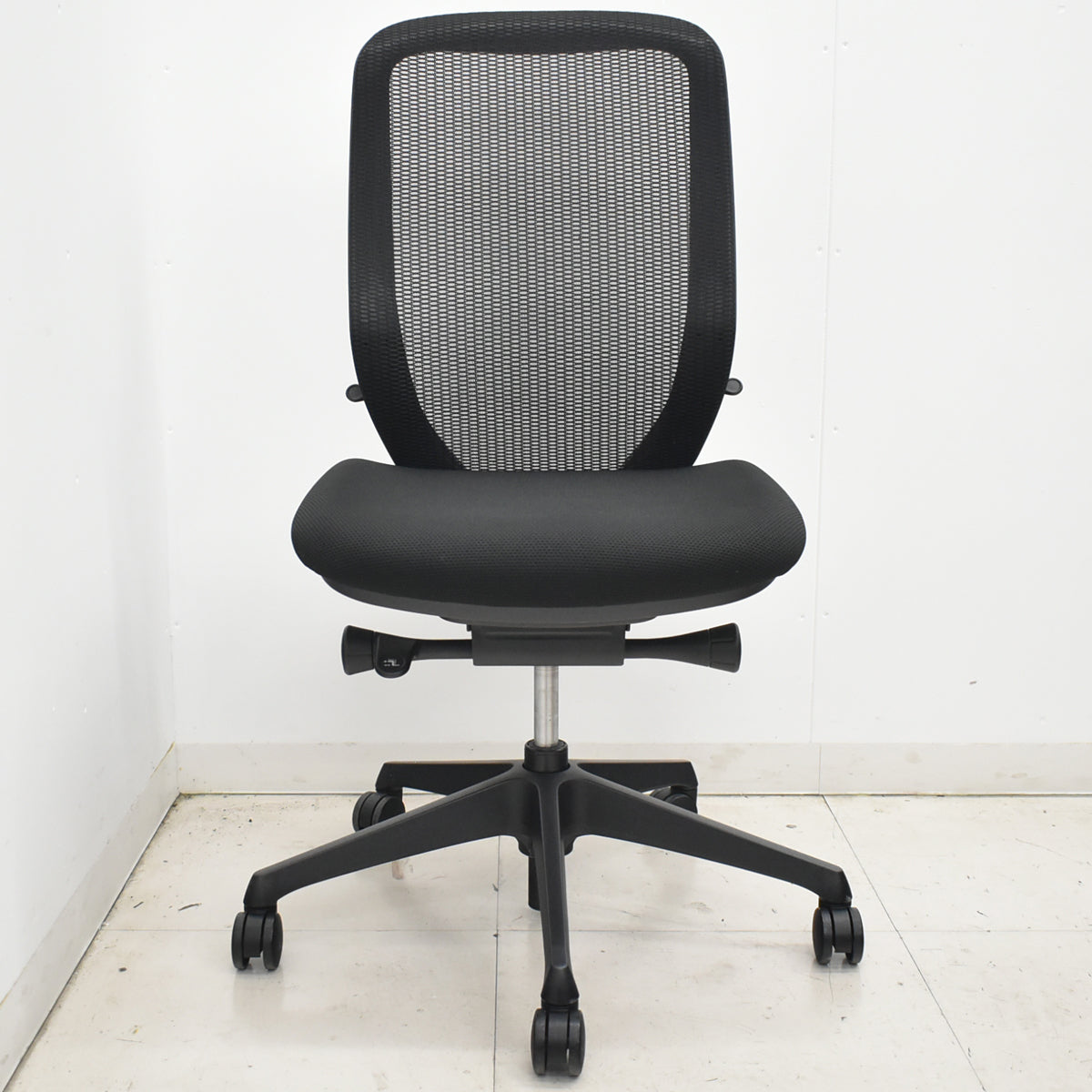 【中古】オカムラ　シルフィー　ハイバック　肘なし　前傾機能　バックカーブアジャスト　2021年製　ブラック　2026021801【中古オフィス家具】