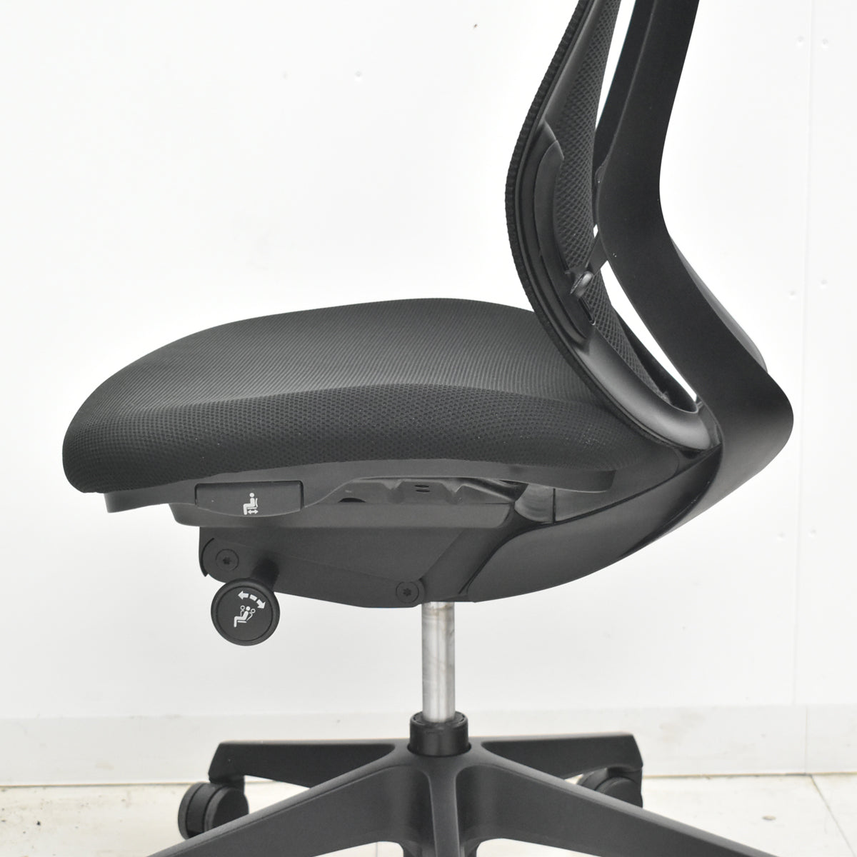 【中古】オカムラ　シルフィー　ハイバック　肘なし　前傾機能　バックカーブアジャスト　2021年製　ブラック　2026021801【中古オフィス家具】