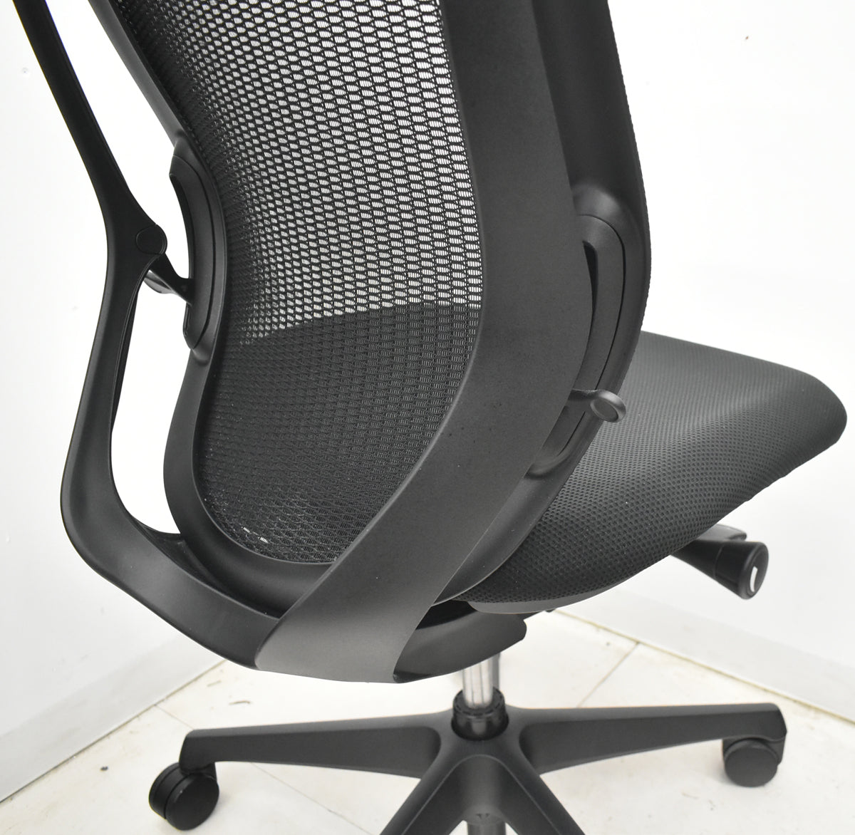 【中古】オカムラ　シルフィー　ハイバック　肘なし　前傾機能　バックカーブアジャスト　2021年製　ブラック　2026021801【中古オフィス家具】