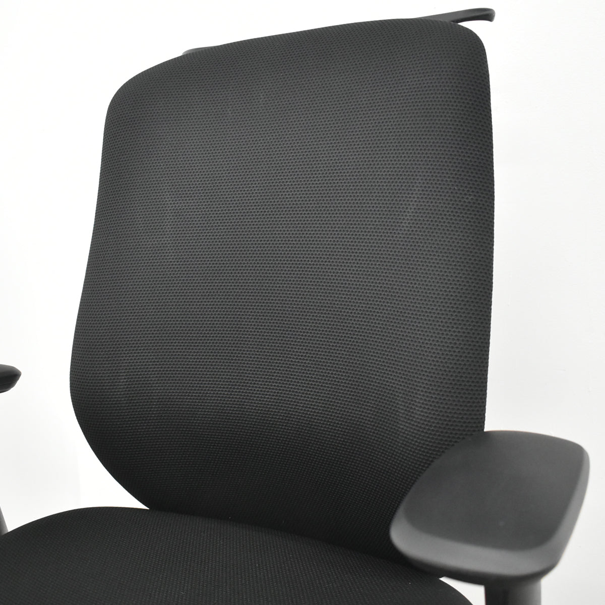 【中古】オカムラ　シルフィー　ハイバック　可動肘　前傾機能　バックカーブアジャスト　ハンガー　2020年製　ブラック　2026021802【中古オフィス家具】