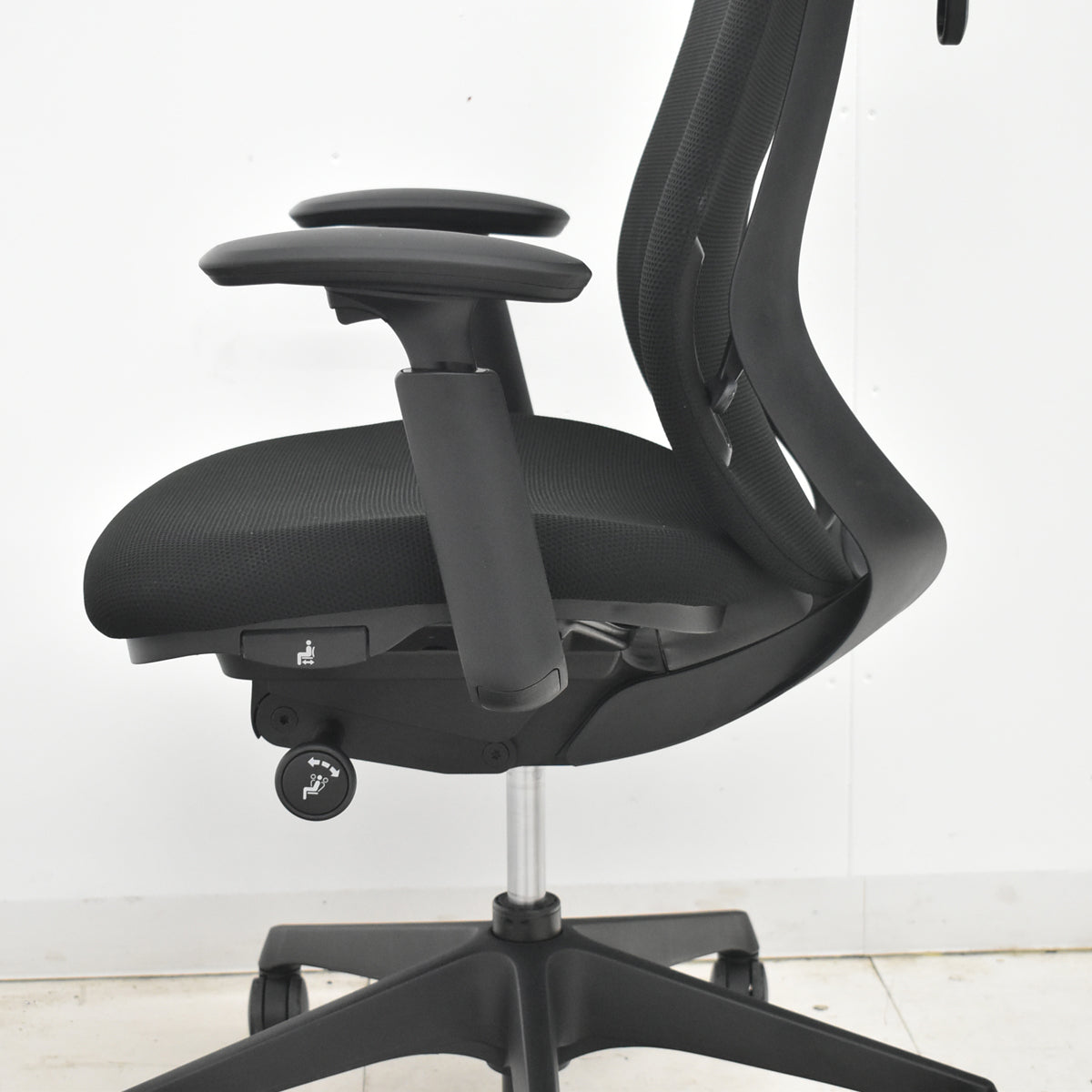 【中古】オカムラ　シルフィー　ハイバック　可動肘　前傾機能　バックカーブアジャスト　ハンガー　2020年製　ブラック　2026021802【中古オフィス家具】