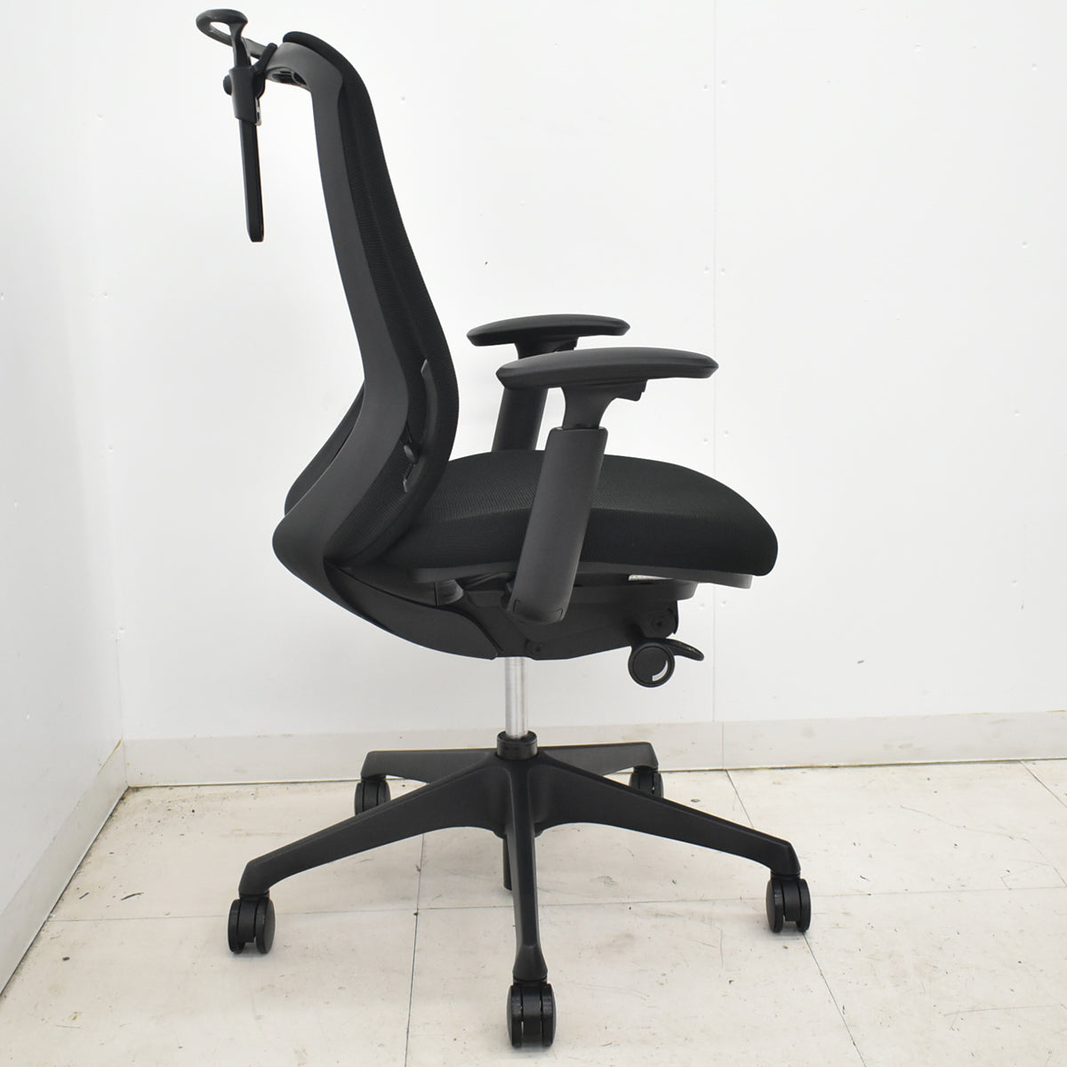 【中古】オカムラ　シルフィー　ハイバック　可動肘　前傾機能　バックカーブアジャスト　ハンガー　2020年製　ブラック　2026021802【中古オフィス家具】