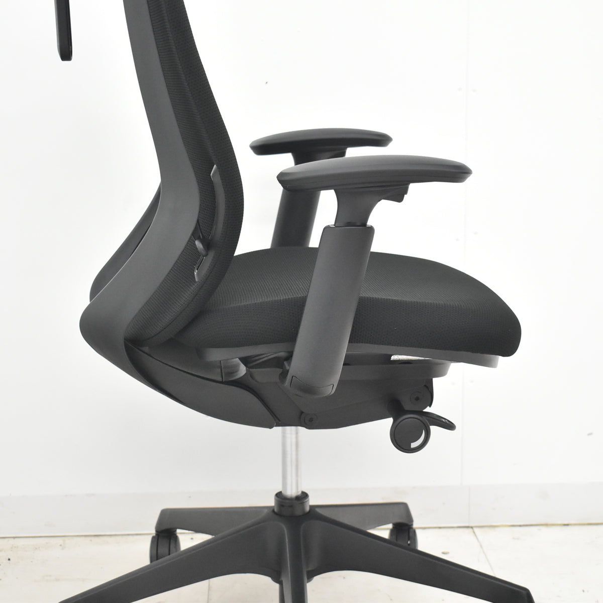 【中古】オカムラ　シルフィー　ハイバック　可動肘　前傾機能　バックカーブアジャスト　ハンガー　2020年製　ブラック　2026021802【中古オフィス家具】