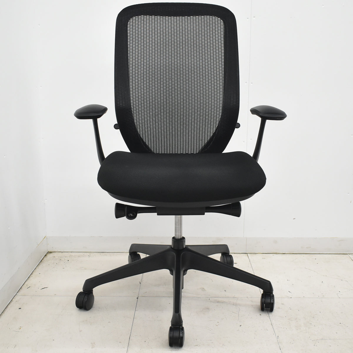 【中古】オカムラ　シルフィー　ハイバック　固定肘　前傾機能　バックカーブアジャスト　ブラック　2026021803【中古オフィス家具】