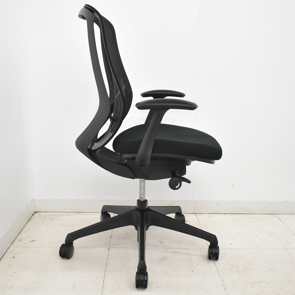 【中古】オカムラ　シルフィー　ハイバック　固定肘　前傾機能　バックカーブアジャスト　ブラック　2026021803【中古オフィス家具】