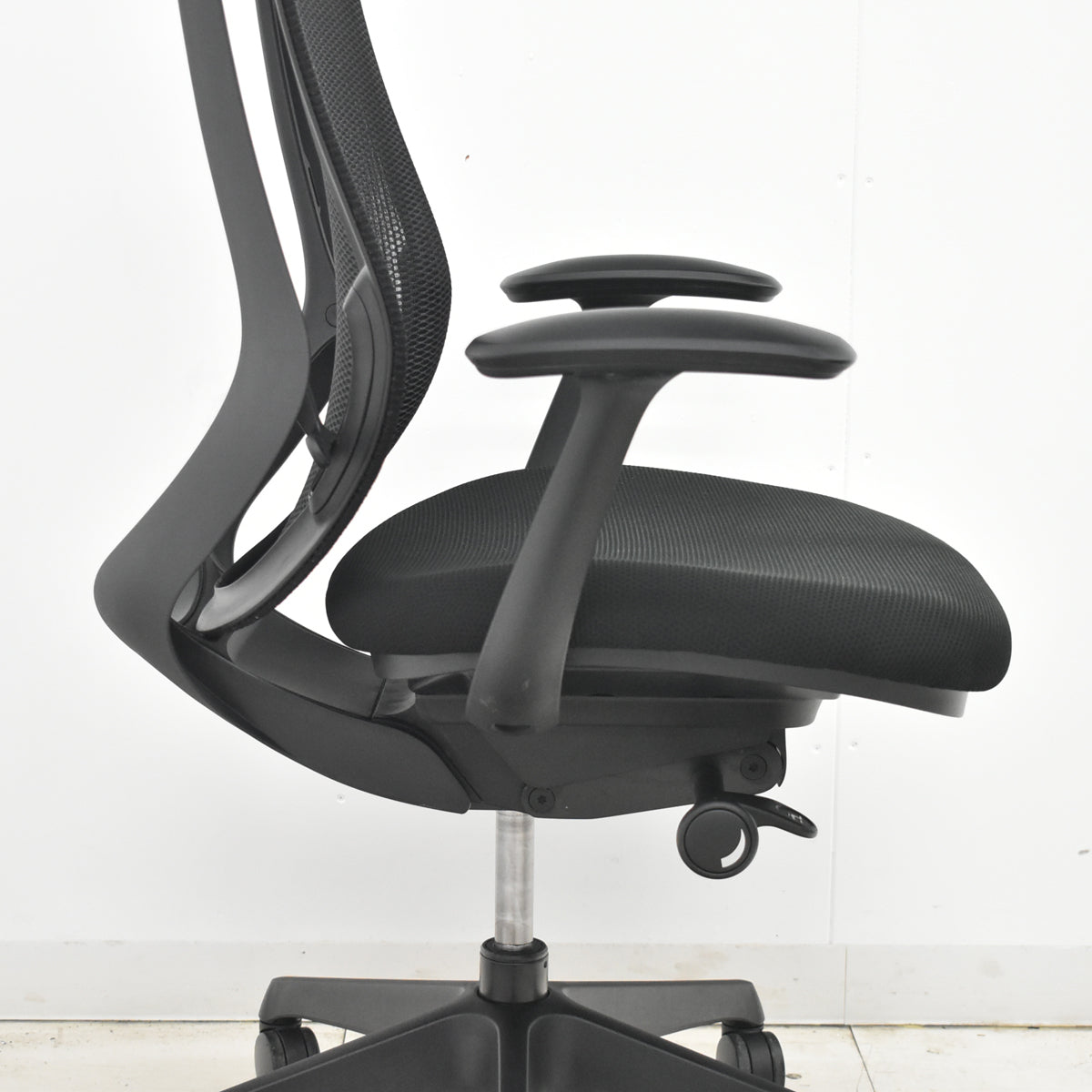 【中古】オカムラ　シルフィー　ハイバック　固定肘　前傾機能　バックカーブアジャスト　ブラック　2026021803【中古オフィス家具】
