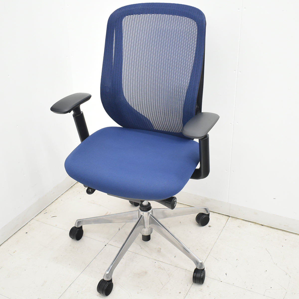 【中古】オカムラ　シルフィー　ハイバック　可動肘　前傾機能　バックカーブアジャスト　ポリッシュ　ネイビー　2026022404【中古オフィス家具】