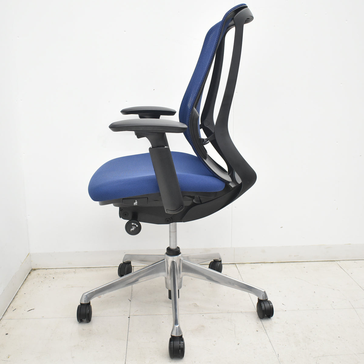 【中古】オカムラ　シルフィー　ハイバック　可動肘　前傾機能　バックカーブアジャスト　ポリッシュ　ネイビー　2026022401【中古オフィス家具】
