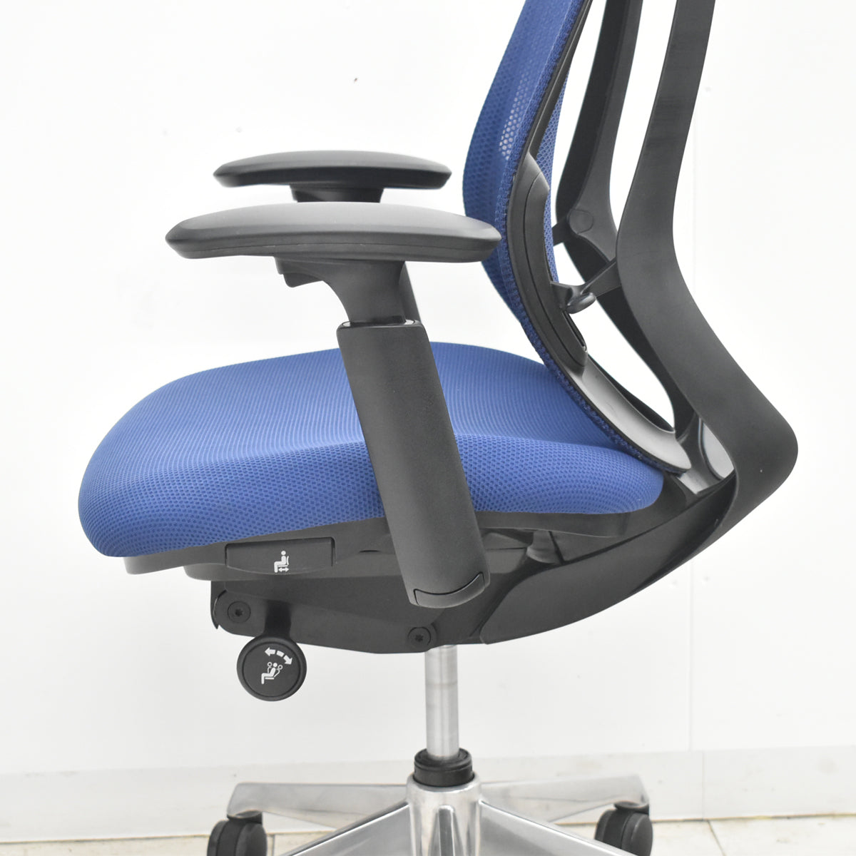 【中古】オカムラ　シルフィー　ハイバック　可動肘　前傾機能　バックカーブアジャスト　ポリッシュ　ネイビー　2026022404【中古オフィス家具】