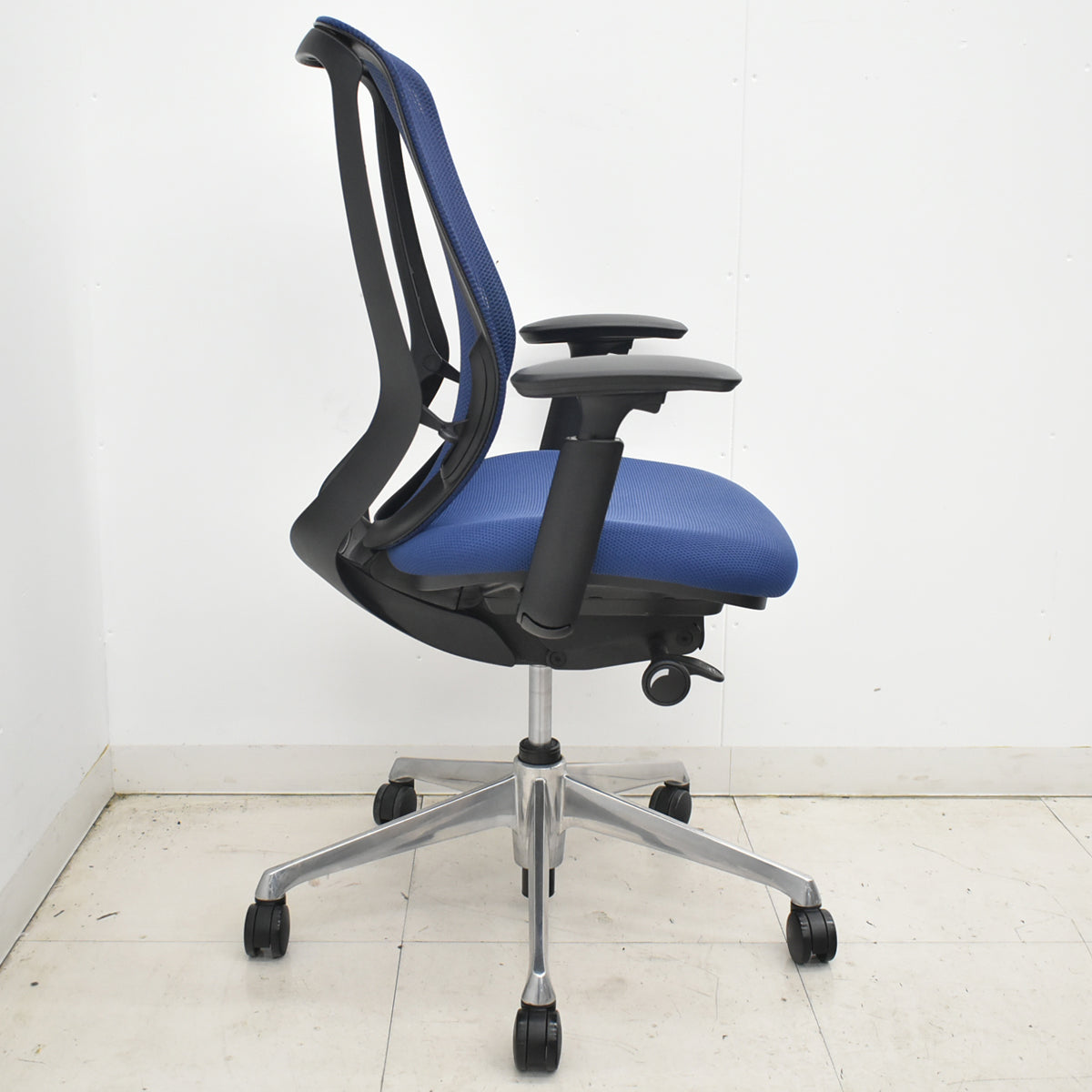 【中古】オカムラ　シルフィー　ハイバック　可動肘　前傾機能　バックカーブアジャスト　ポリッシュ　ネイビー　2026022401【中古オフィス家具】