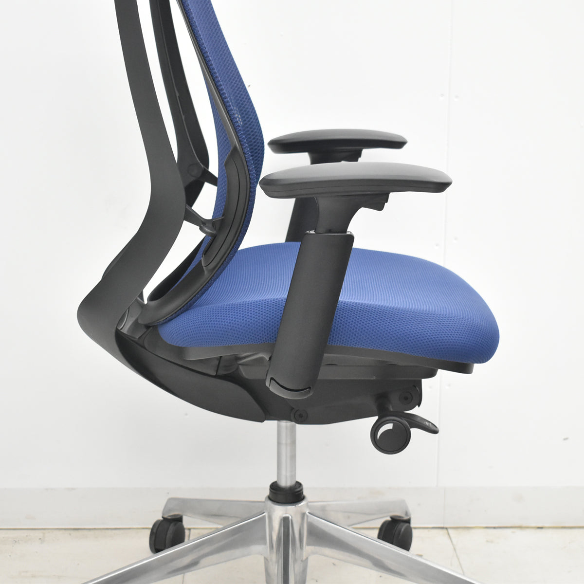 【中古】オカムラ　シルフィー　ハイバック　可動肘　前傾機能　バックカーブアジャスト　ポリッシュ　ネイビー　2026022404【中古オフィス家具】