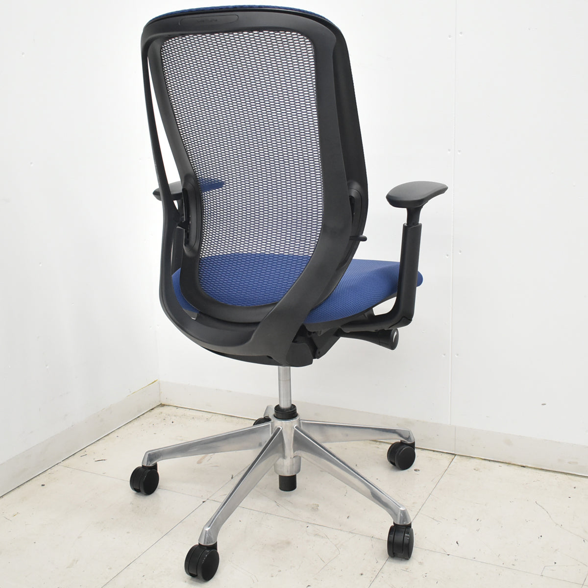 【中古】オカムラ　シルフィー　ハイバック　可動肘　前傾機能　バックカーブアジャスト　ポリッシュ　ネイビー　2026022404【中古オフィス家具】