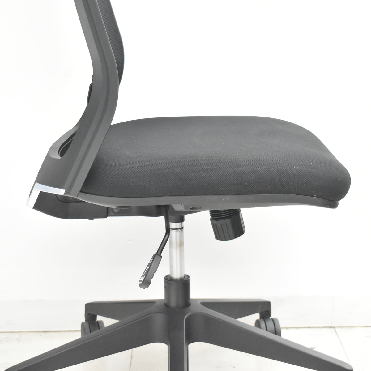 【中古】コクヨ　エントリーチェア　肘なし　ランバーサポート　ブラック　2026022402【中古オフィス家具】