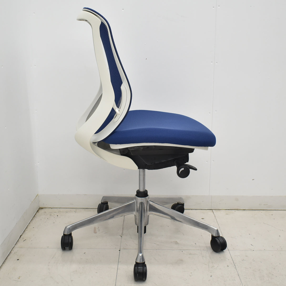 【中古】オカムラ　シルフィー　ローバック　前傾機能　バックカーブアジャスト　ポリッシュ　肘なし　ミディアムブルー　2026022403【中古オフィス家具】