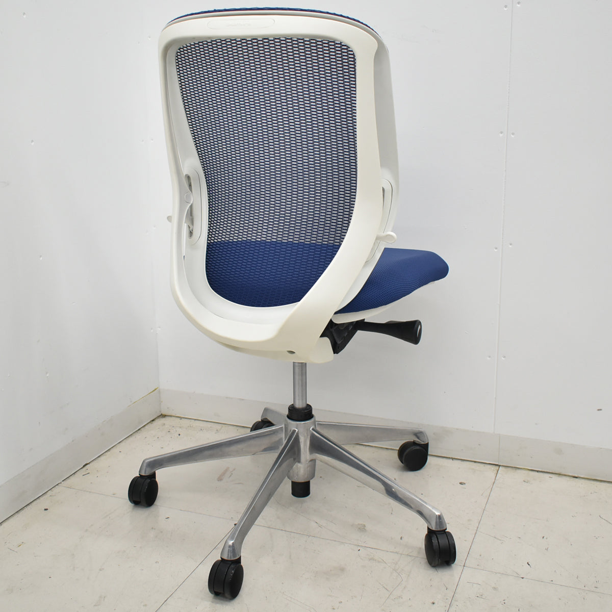 【中古】オカムラ　シルフィー　ローバック　前傾機能　バックカーブアジャスト　ポリッシュ　肘なし　ミディアムブルー　2026022403【中古オフィス家具】