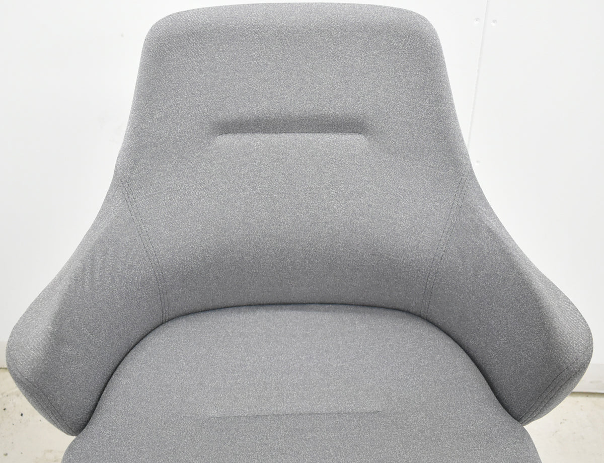 【中古】オカムラ　ライブス　ワークチェア　ロータイプ　木脚　回転タイプ　2021年製　幅613　グレー　2026030404【中古オフィス家具】
