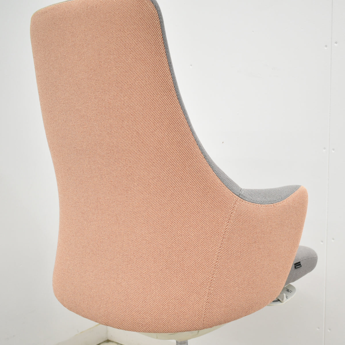 【中古】 オカムラ　ライブス　ワークチェアシリーズ　ハイバック　ポリッシュ　ライトグレー×ペールピンク　2026030406【中古オフィス家具】