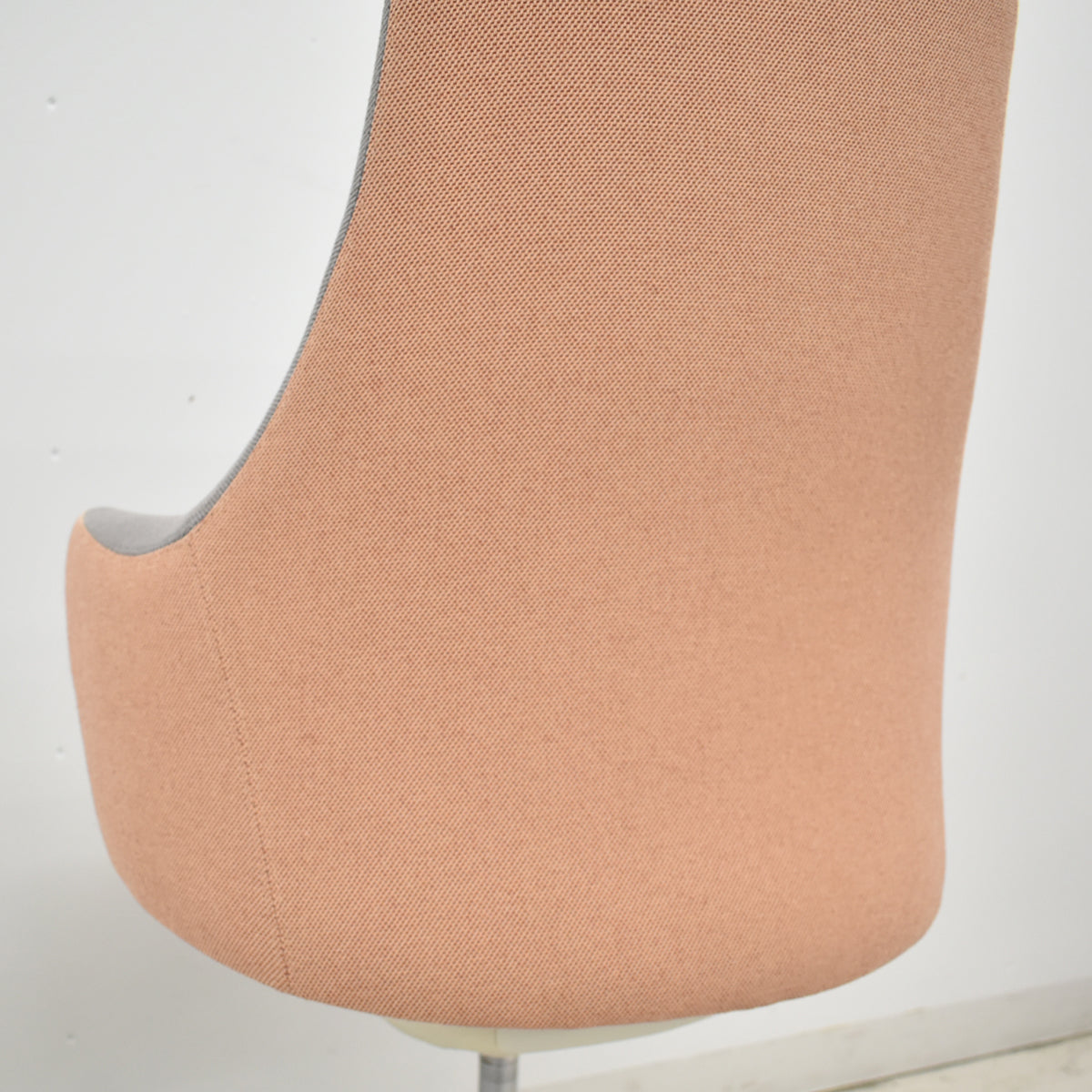 【中古】 オカムラ　ライブス　ワークチェアシリーズ　ハイバック　ポリッシュ　ライトグレー×ペールピンク　2026030406【中古オフィス家具】