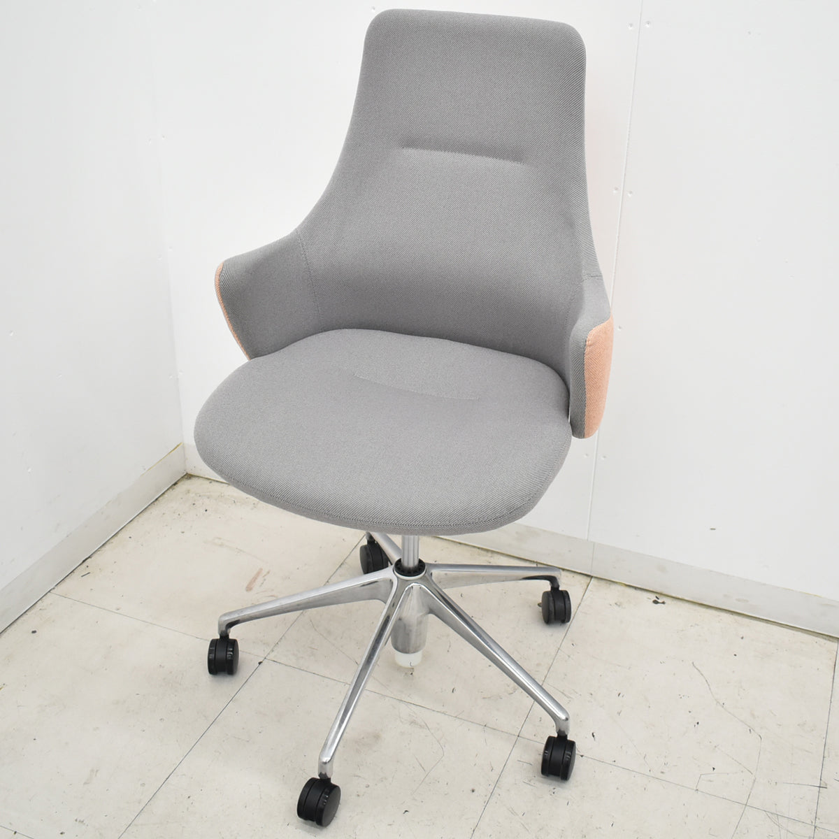 【中古】 オカムラ　ライブス　ワークチェアシリーズ　ハイバック　ポリッシュ　ライトグレー×ペールピンク　2026030406【中古オフィス家具】