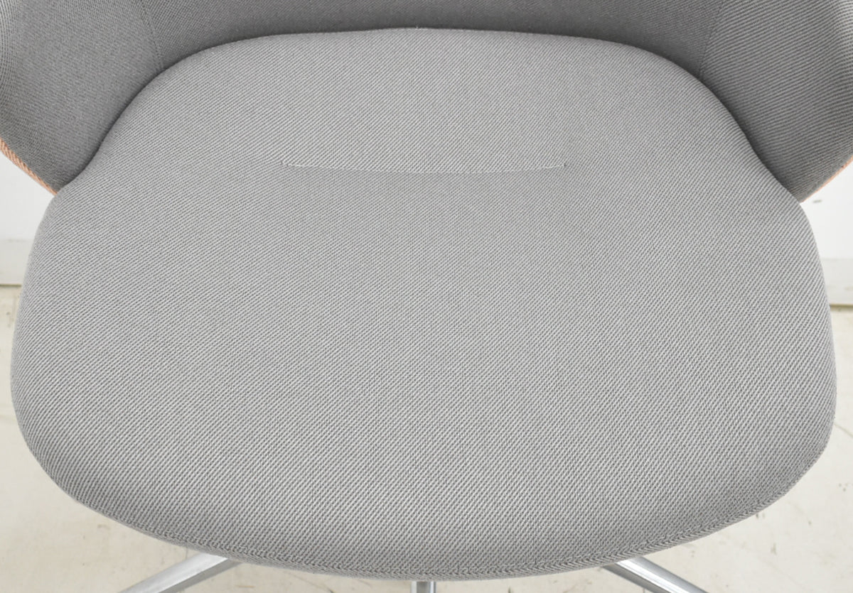 【中古】 オカムラ　ライブス　ワークチェアシリーズ　ハイバック　ポリッシュ　ライトグレー×ペールピンク　2026030406【中古オフィス家具】