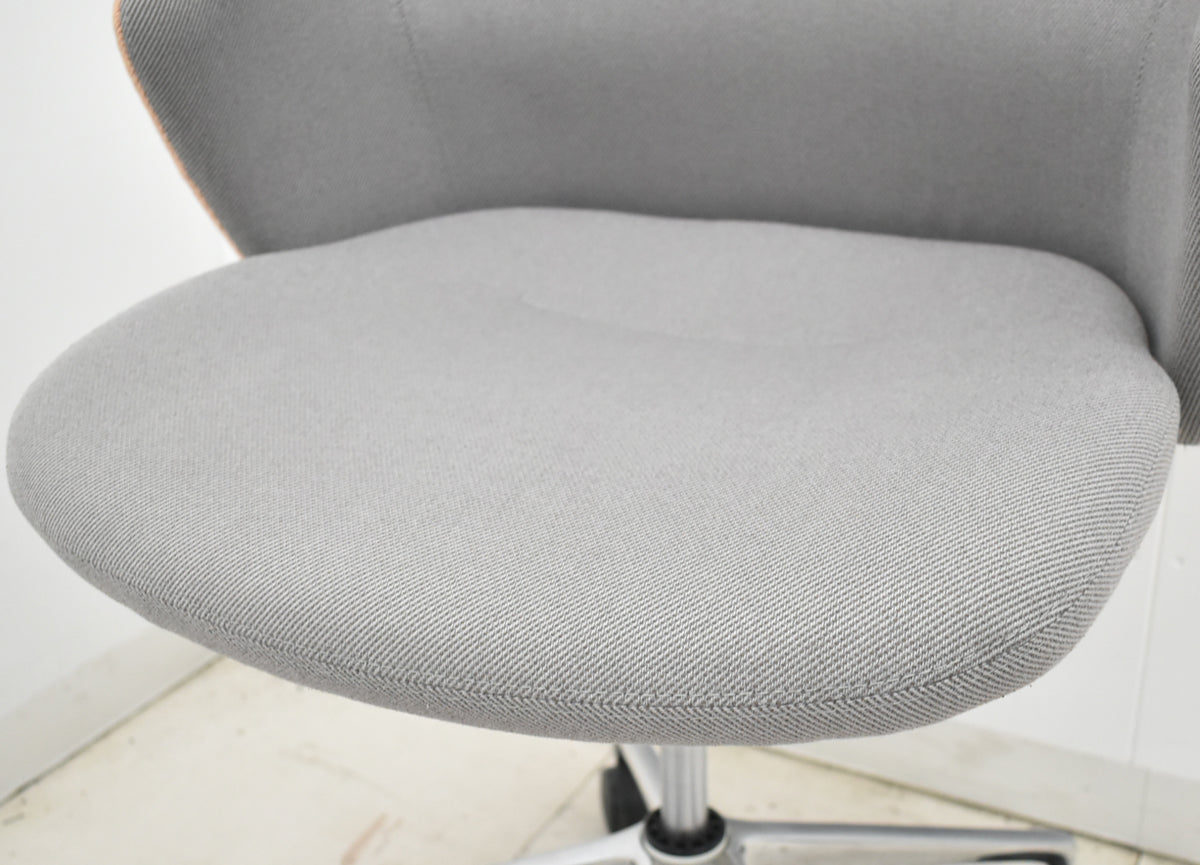 【中古】 オカムラ　ライブス　ワークチェアシリーズ　ハイバック　ポリッシュ　ライトグレー×ペールピンク　2026030406【中古オフィス家具】