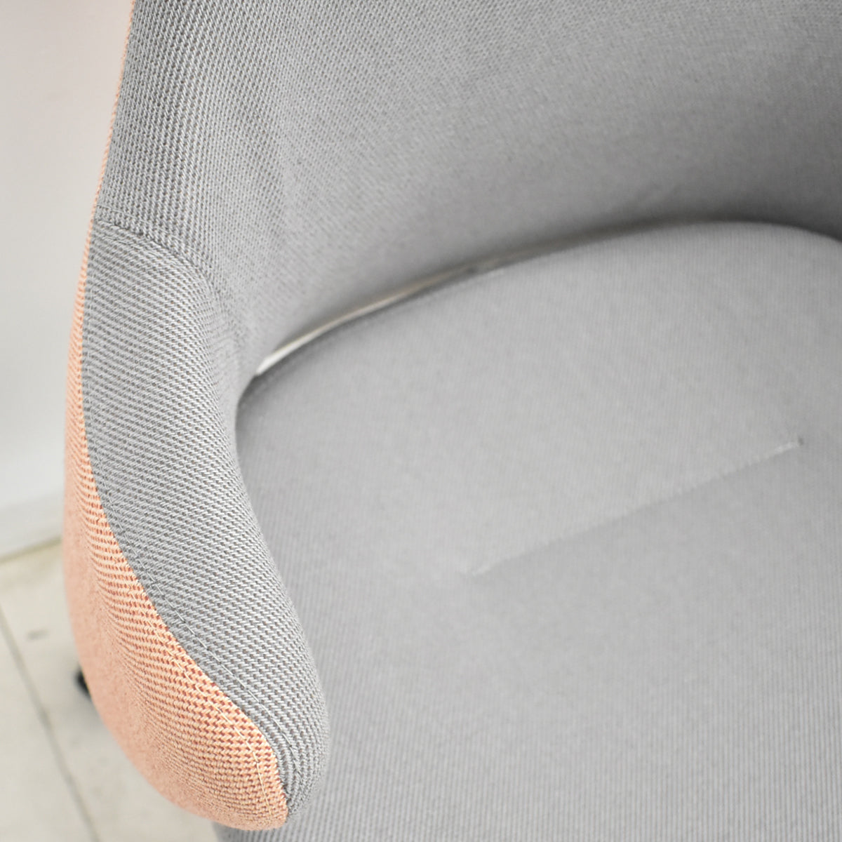 【中古】 オカムラ　ライブス　ワークチェアシリーズ　ハイバック　ポリッシュ　ライトグレー×ペールピンク　2026030406【中古オフィス家具】