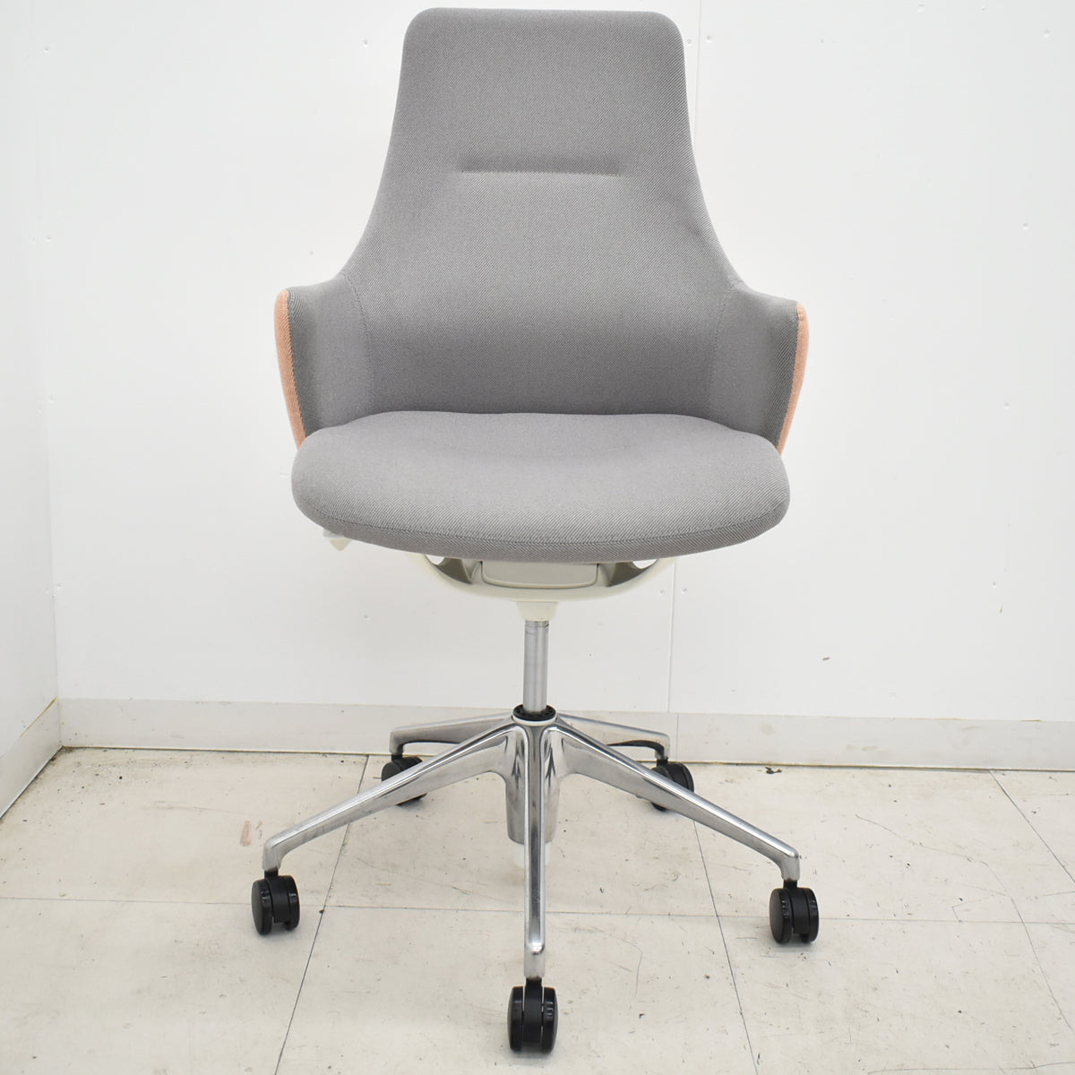【中古】 オカムラ　ライブス　ワークチェアシリーズ　ハイバック　ポリッシュ　ライトグレー×ペールピンク　2026030406【中古オフィス家具】
