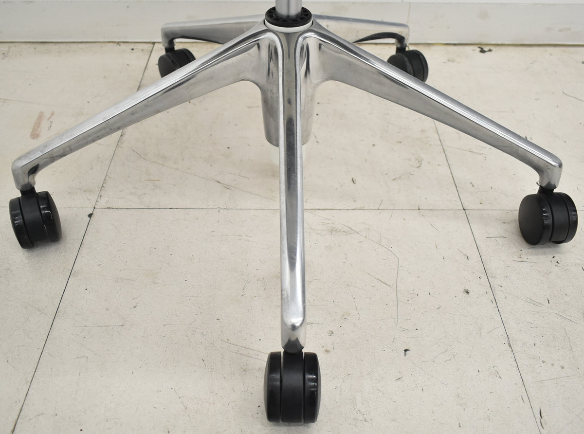 【中古】 オカムラ　ライブス　ワークチェアシリーズ　ハイバック　ポリッシュ　ライトグレー×ペールピンク　2026030406【中古オフィス家具】