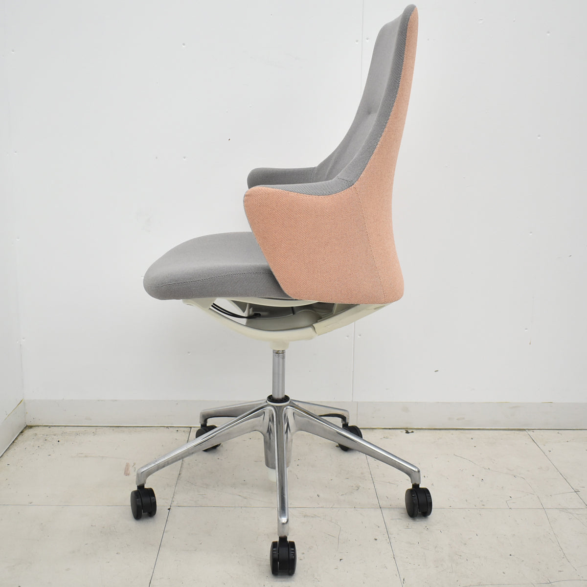 【中古】 オカムラ　ライブス　ワークチェアシリーズ　ハイバック　ポリッシュ　ライトグレー×ペールピンク　2026030406【中古オフィス家具】