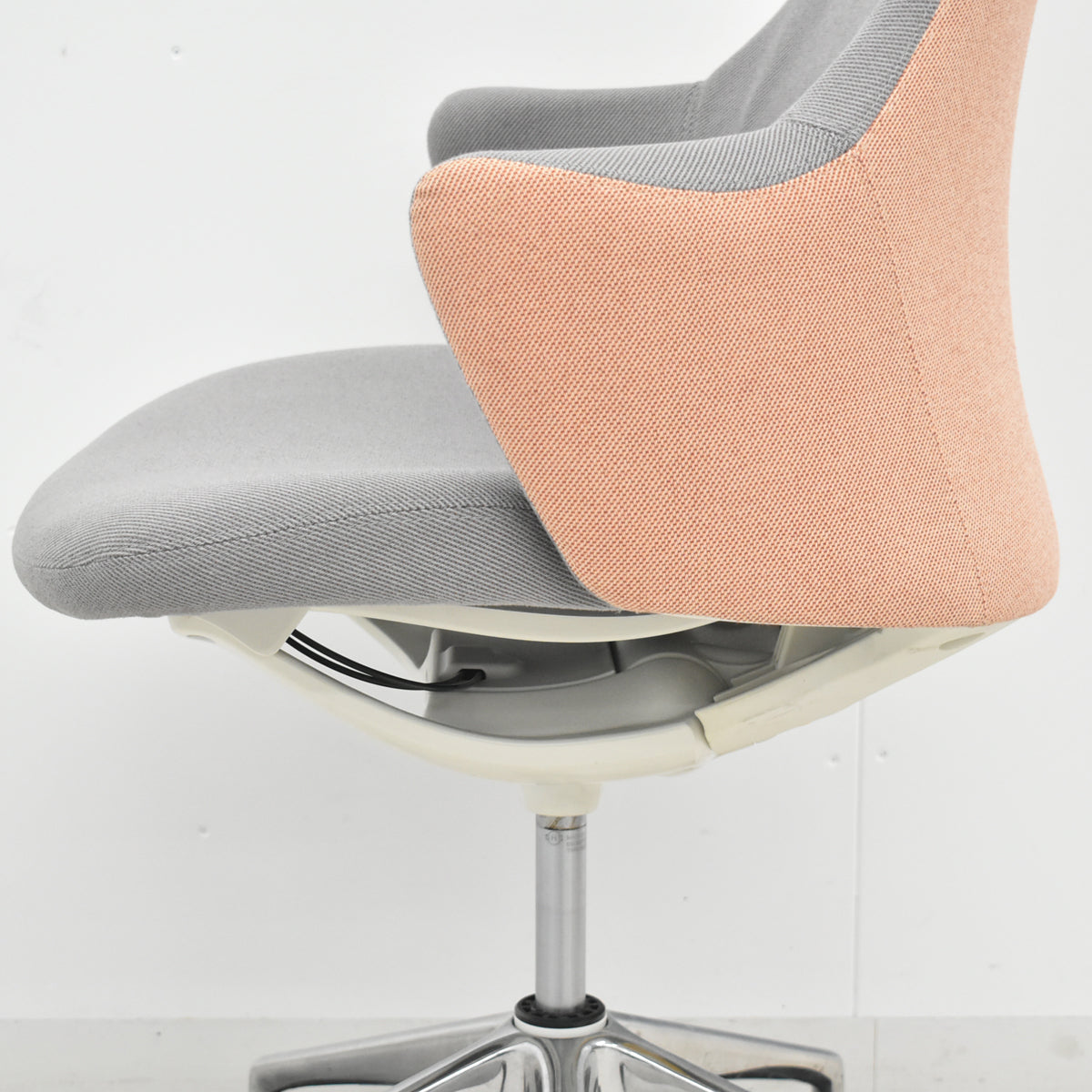 【中古】 オカムラ　ライブス　ワークチェアシリーズ　ハイバック　ポリッシュ　ライトグレー×ペールピンク　2026030406【中古オフィス家具】