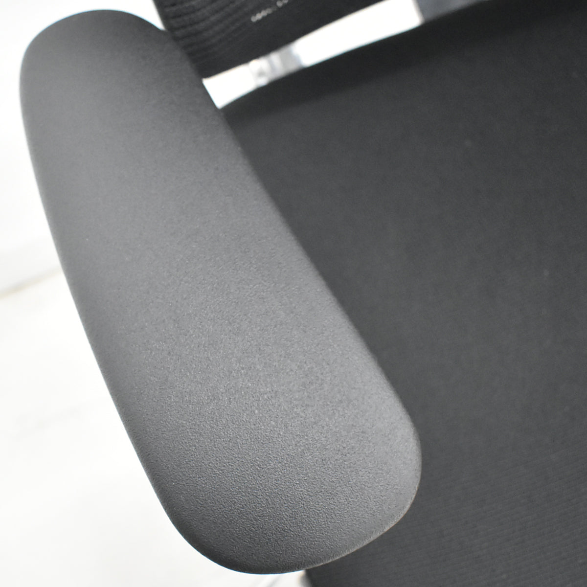 【中古】オカムラ　コンテッサ　可動肘　ランバーサポート　ポリッシュ　ブラック　2026030407【中古オフィス家具】