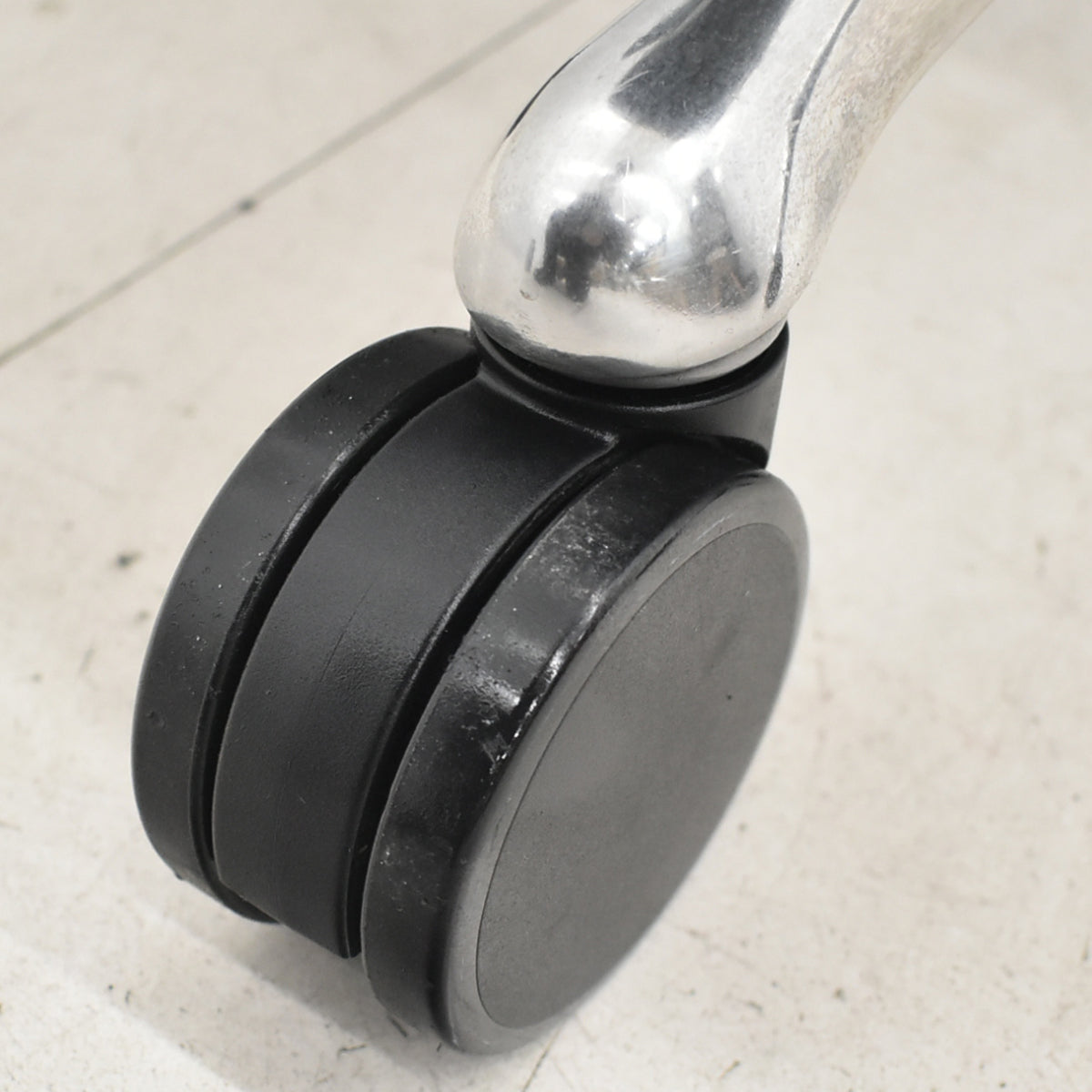 【中古】オカムラ　コンテッサ　可動肘　ランバーサポート　ポリッシュ　ブラック　2026030407【中古オフィス家具】