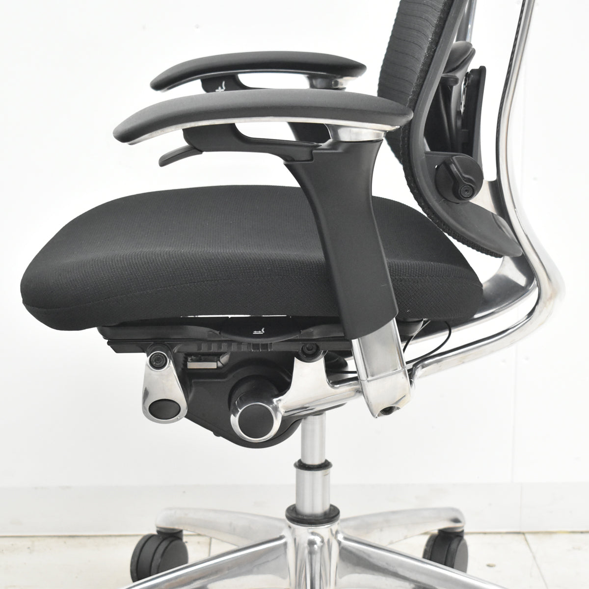 【中古】オカムラ　コンテッサ　可動肘　ランバーサポート　ポリッシュ　ブラック　2026030407【中古オフィス家具】