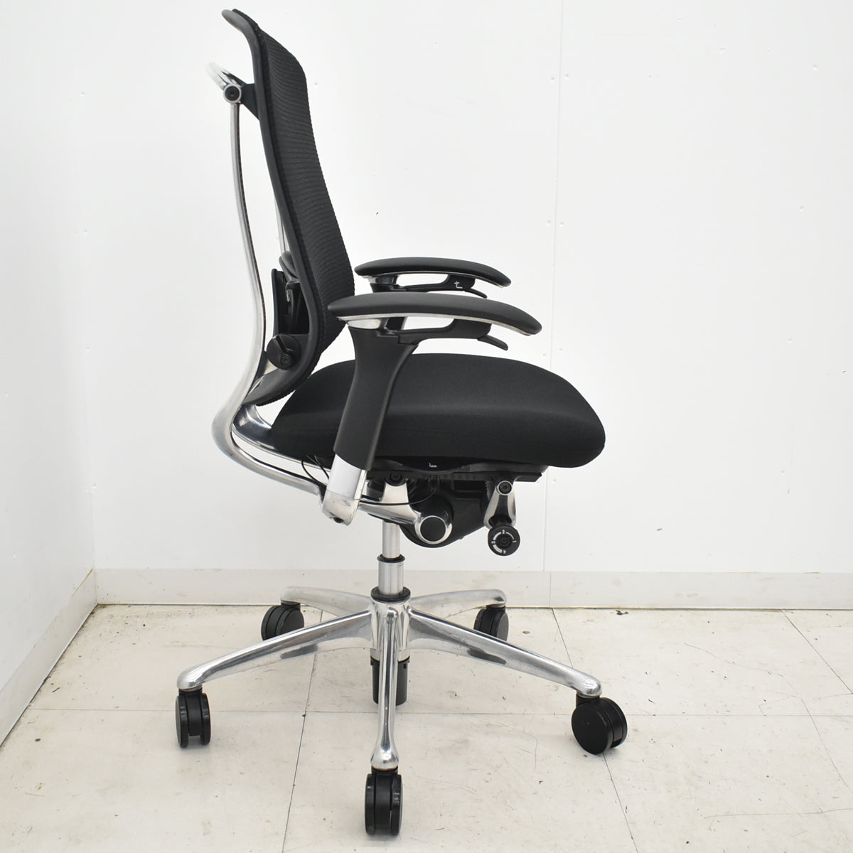 【中古】オカムラ　コンテッサ　可動肘　ランバーサポート　ポリッシュ　ブラック　2026030407【中古オフィス家具】
