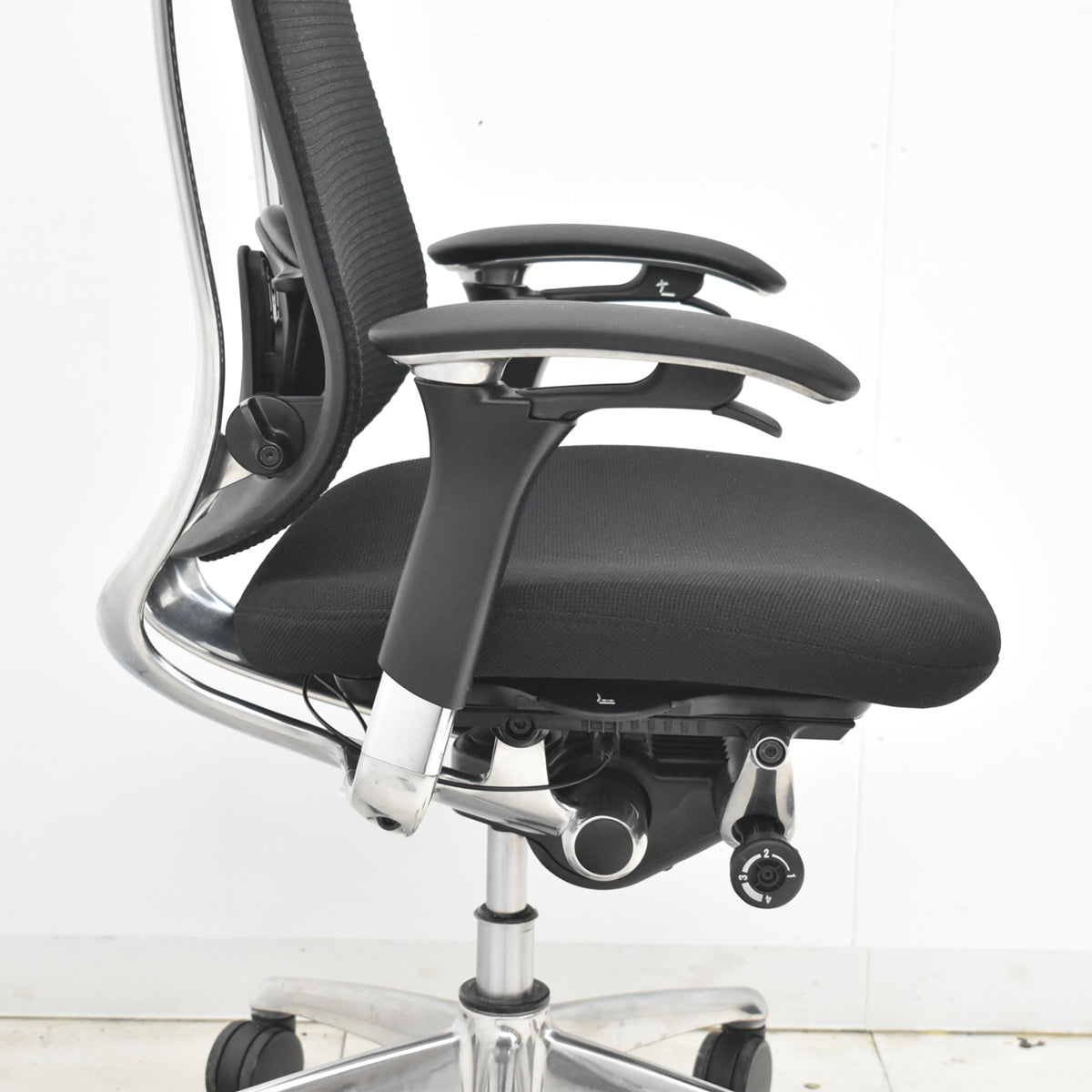 【中古】オカムラ　コンテッサ　可動肘　ランバーサポート　ポリッシュ　ブラック　2026030407【中古オフィス家具】