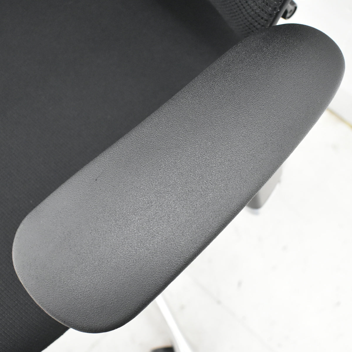 【中古】オカムラ　コンテッサ　可動肘　ランバーサポート　ポリッシュ　ブラック　2026030408【中古オフィス家具】