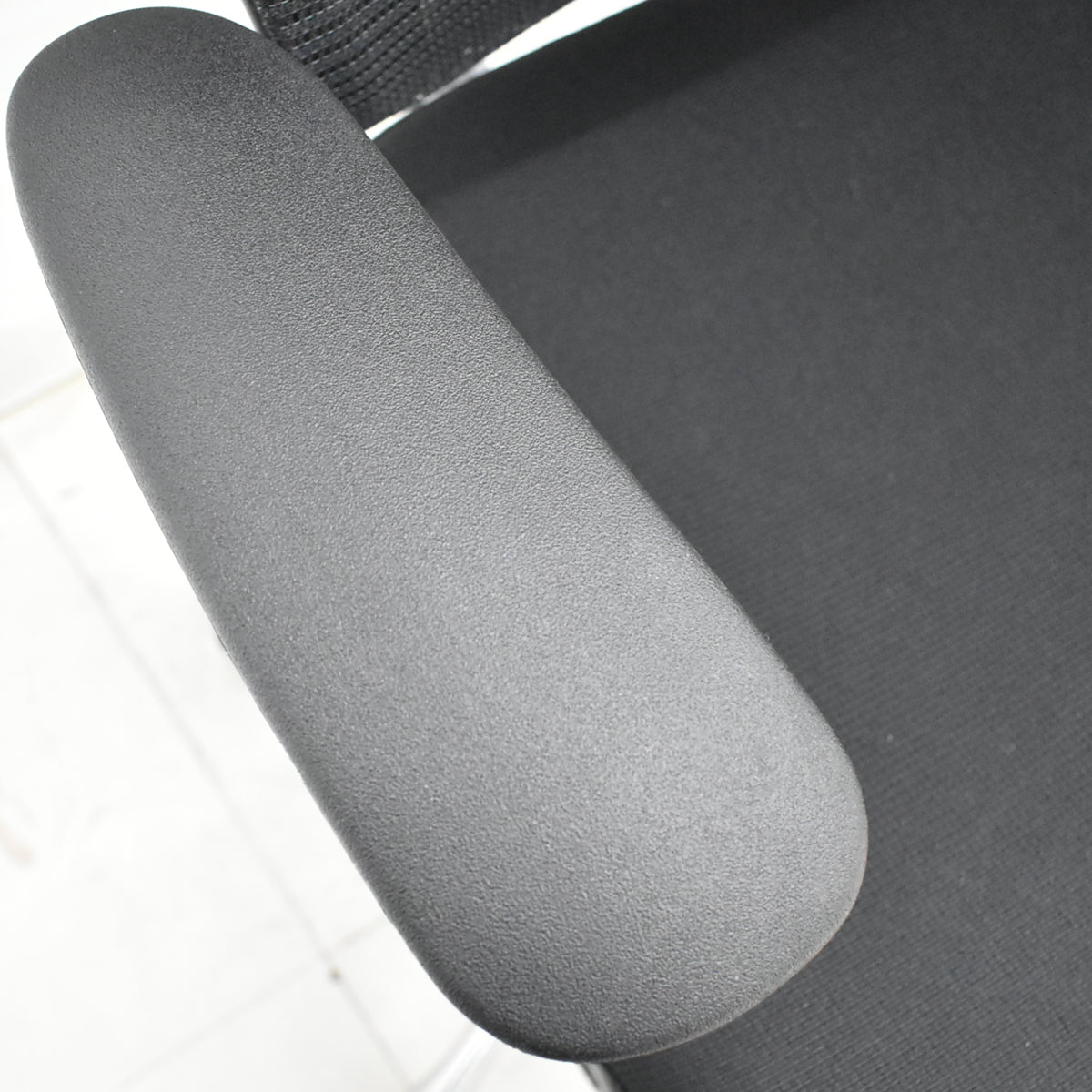 【中古】オカムラ　コンテッサ　可動肘　ランバーサポート　ポリッシュ　ブラック　2026030408【中古オフィス家具】