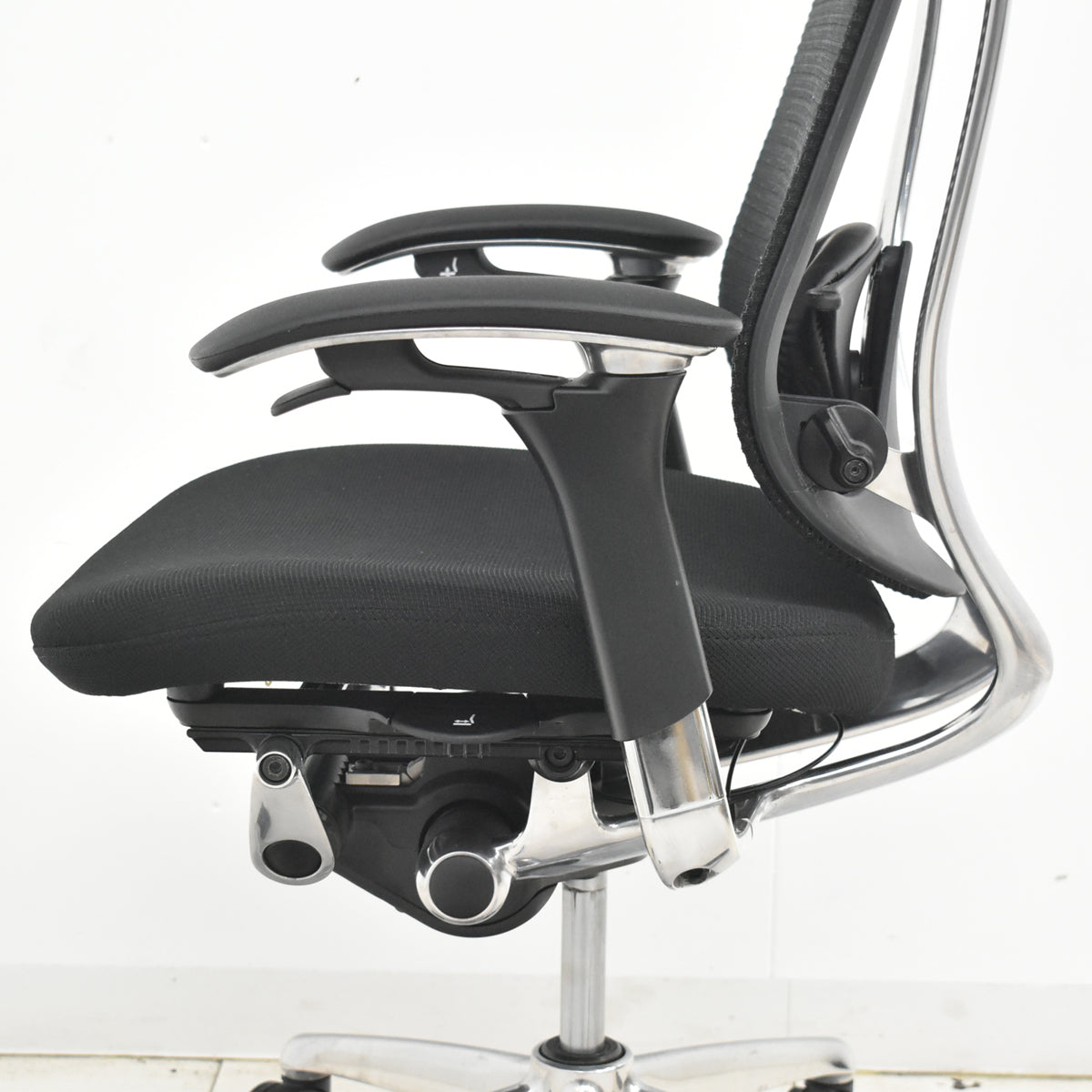 【中古】オカムラ　コンテッサ　可動肘　ランバーサポート　ポリッシュ　ブラック　2026030408【中古オフィス家具】