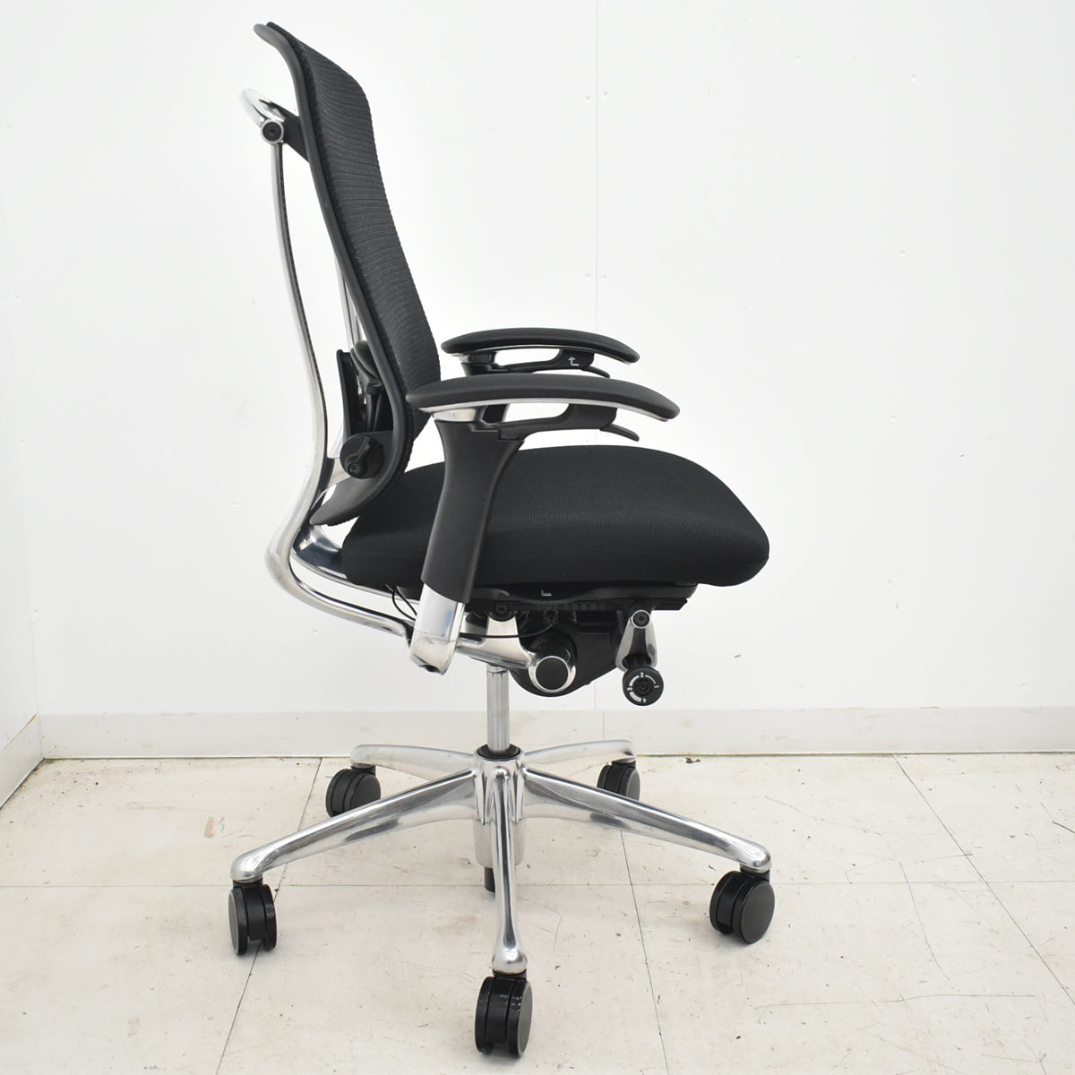 【中古】オカムラ　コンテッサ　可動肘　ランバーサポート　ポリッシュ　ブラック　2026030408【中古オフィス家具】