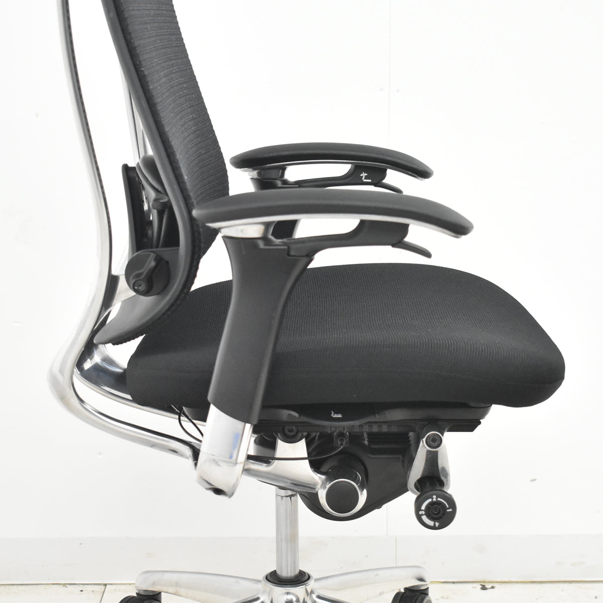 【中古】オカムラ　コンテッサ　可動肘　ランバーサポート　ポリッシュ　ブラック　2026030408【中古オフィス家具】