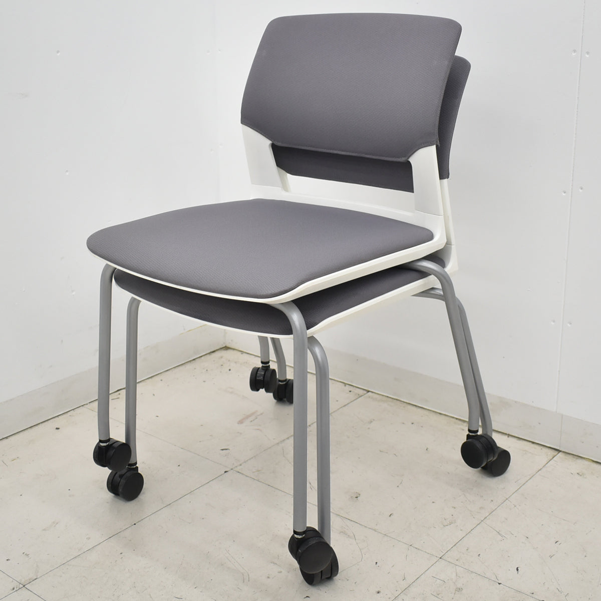 【中古】 コクヨ　KOKUYO　CK-160シリーズ　ミーティングチェア　スタッキング　グレー　キャスター付　2026030502【中古オフィス家具】