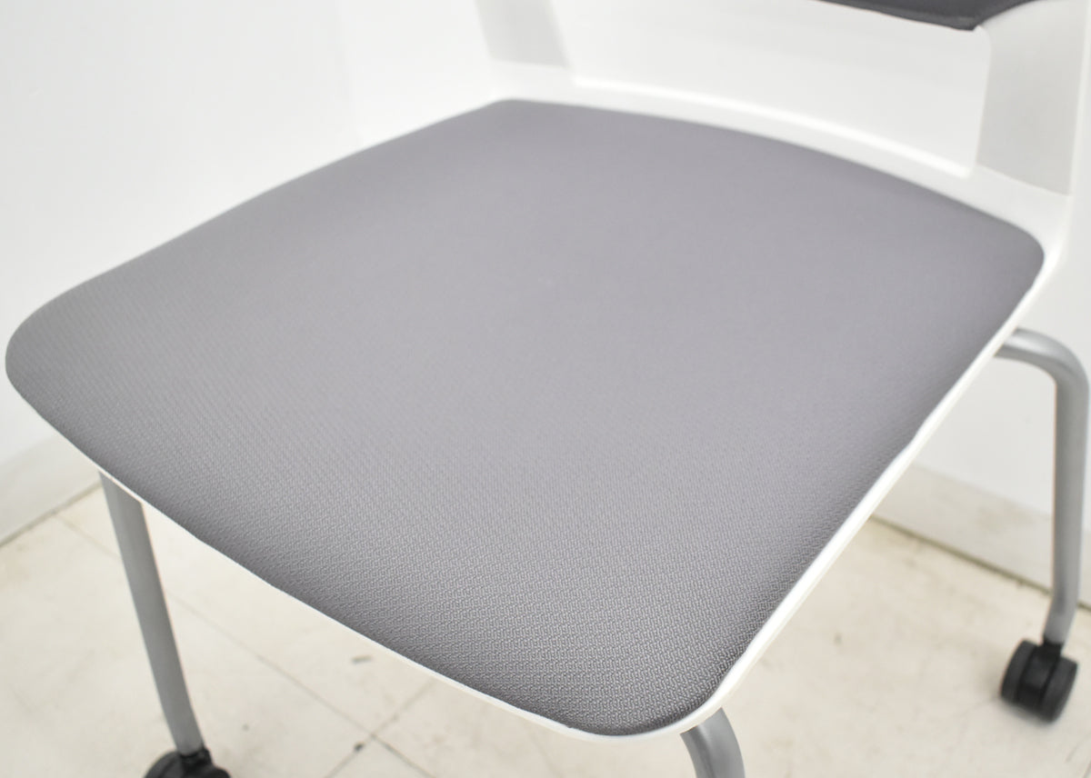 【中古】 コクヨ　KOKUYO　CK-160シリーズ　ミーティングチェア　スタッキング　グレー　キャスター付　2026030502【中古オフィス家具】